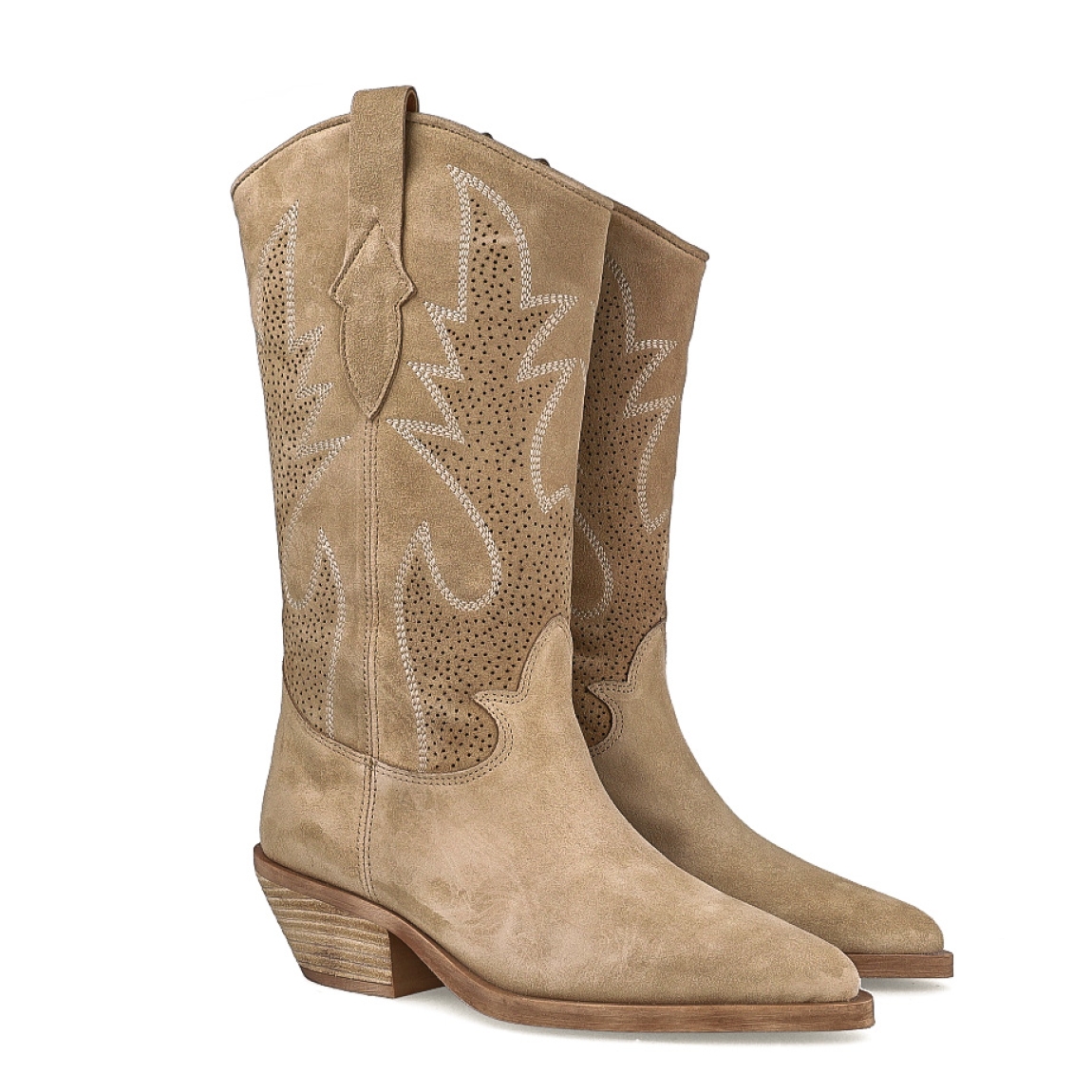 Botas camperas de la marca Alpe, modelo HADID. Exterior en ante color camel con punta lápiz. Interior en piel color camel. Botas Alpe con tacón de 4cm de altura. Estas botas Alpe HADID son un complemento con estilo y comodidad, perfecto para lucirlo con tus mejores looks!