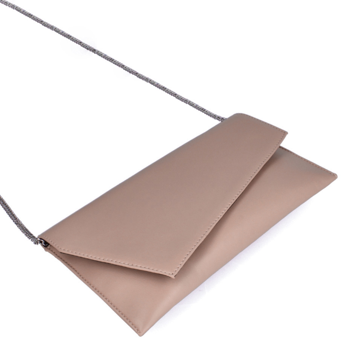 Bolso para eventos de la marca Munné, modelo VEGA. Bolso tipo cartera en piel vegana color nude. Cierre del bolso con doble botón inmantado y asa de cadena. Medidas del bolso: alto 14cm y ancho 25cm, perfectas para llevar de mano y colgado cuando lo necesites. Este bolso de fiesta Munné VEGA es un clásico reinventado que te acompañará en tus eventos más especiales a juego con tus zapatos.