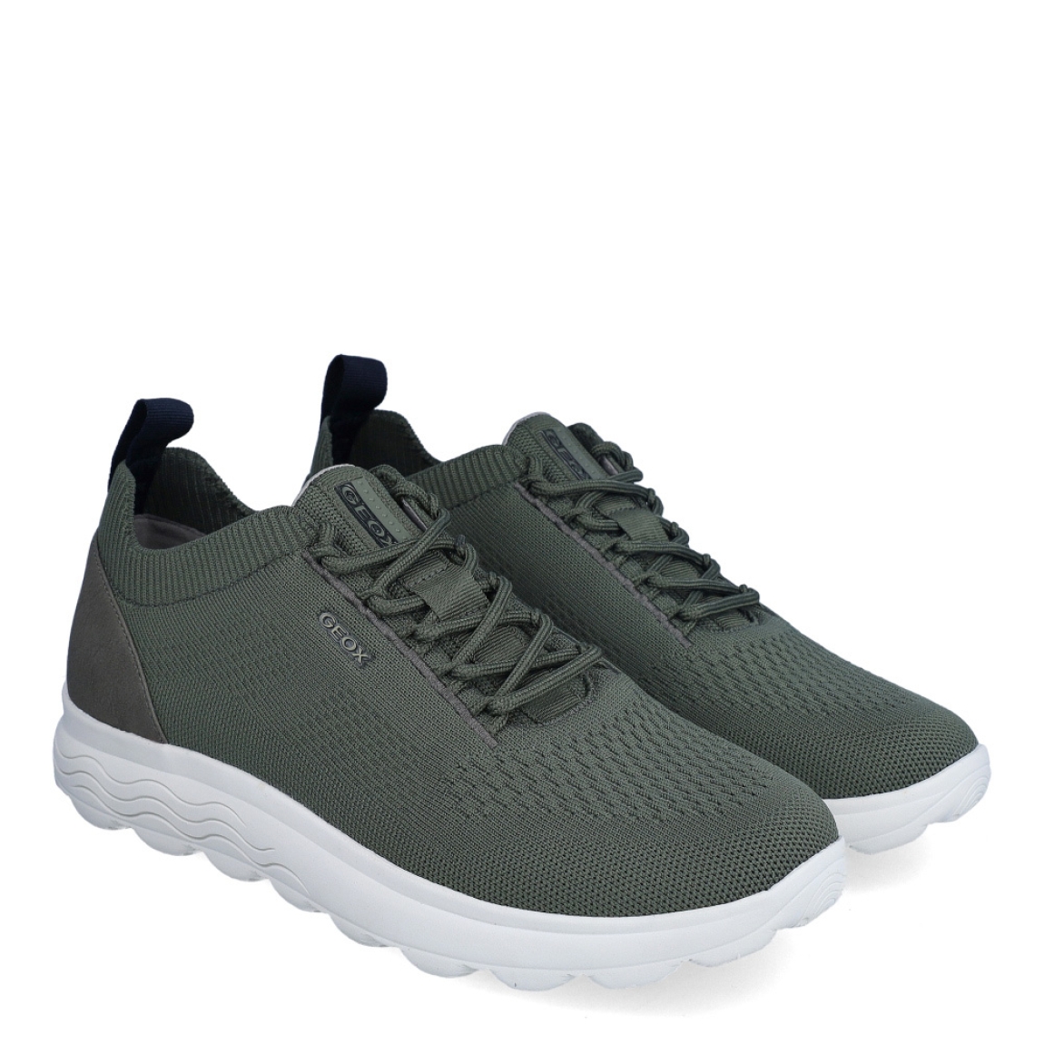 Deportiva de la marca Geox, modelo U15B. Exterior en tela color verde. Interior en textil de color verde. Cierre con cordones. Suela de goma de 2 cm de plataforma. Plantilla desmontable es práctica e higiénica, garantizando la máxima comodidad. U15B se propone como una revolución del concepto de deportiva, por su excelente nivel de comodidad, transpirabilidad y amortiguación. Un modelo de estilo emblemático para quienes aman distinguirse pero no quieren renunciar al confort.