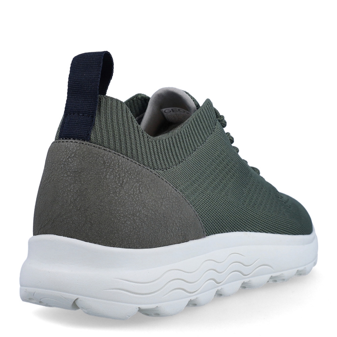Deportiva de la marca Geox, modelo U15B. Exterior en tela color verde. Interior en textil de color verde. Cierre con cordones. Suela de goma de 2 cm de plataforma. Plantilla desmontable es práctica e higiénica, garantizando la máxima comodidad. U15B se propone como una revolución del concepto de deportiva, por su excelente nivel de comodidad, transpirabilidad y amortiguación. Un modelo de estilo emblemático para quienes aman distinguirse pero no quieren renunciar al confort.