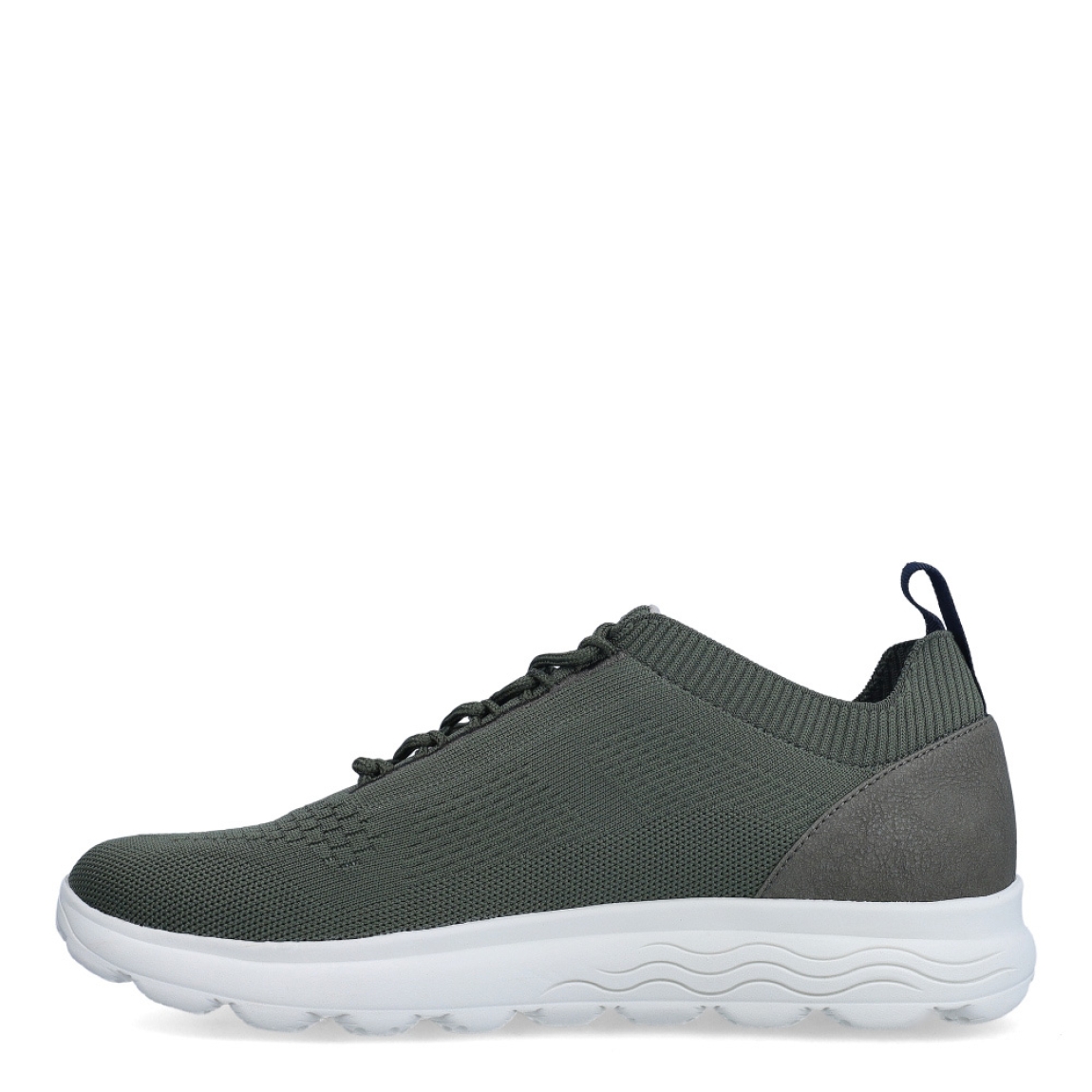 Deportiva de la marca Geox, modelo U15B. Exterior en tela color verde. Interior en textil de color verde. Cierre con cordones. Suela de goma de 2 cm de plataforma. Plantilla desmontable es práctica e higiénica, garantizando la máxima comodidad. U15B se propone como una revolución del concepto de deportiva, por su excelente nivel de comodidad, transpirabilidad y amortiguación. Un modelo de estilo emblemático para quienes aman distinguirse pero no quieren renunciar al confort.