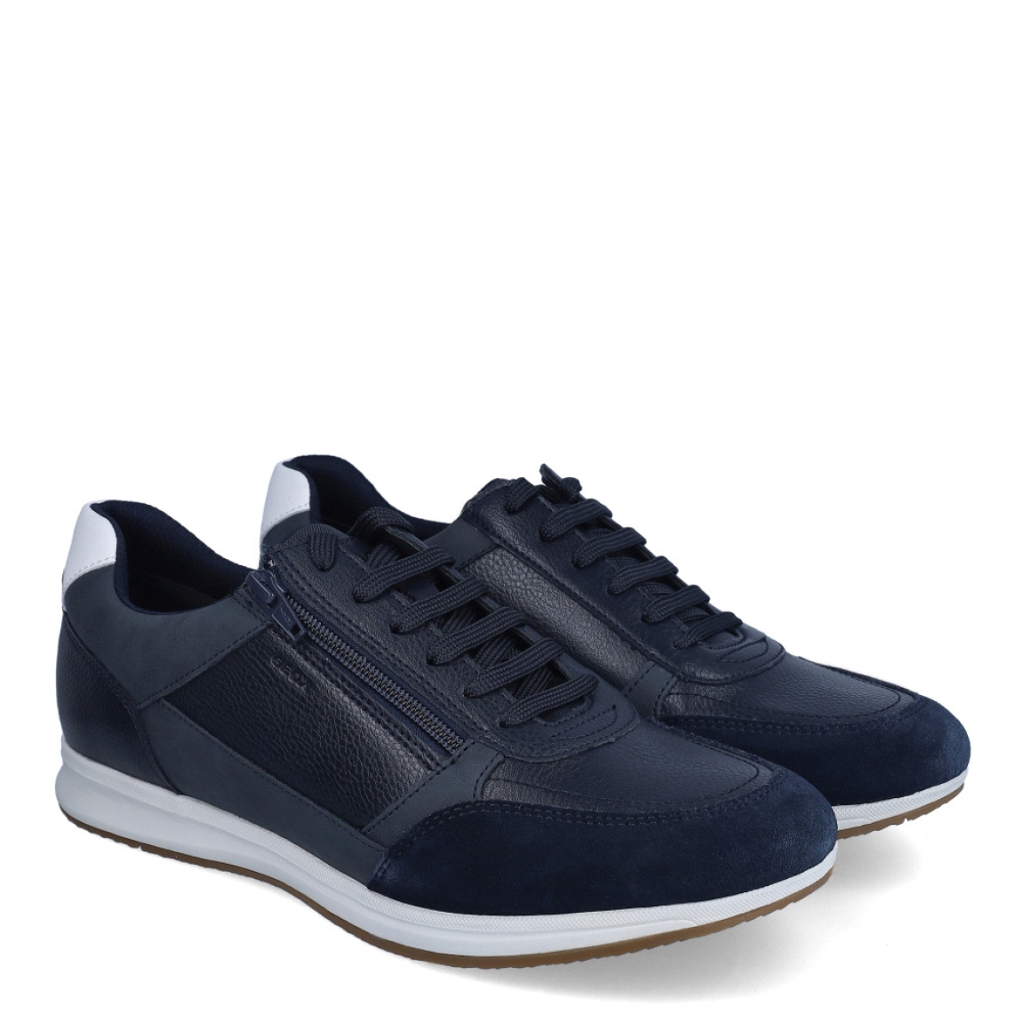 Deportiva de la marca Geox, modelo U55H. Exterior en piel color azul con detalle de cremallera. Interior en textil de color negro. Cierre con cordones. Suela de goma de 2 cm de plataforma. Plantilla desmontable es práctica e higiénica, garantizando la máxima comodidad. U55H se propone como una revolución del concepto de deportiva, por su excelente nivel de comodidad, transpirabilidad y amortiguación. Un modelo de estilo emblemático para quienes aman distinguirse pero no quieren renunciar al confort.