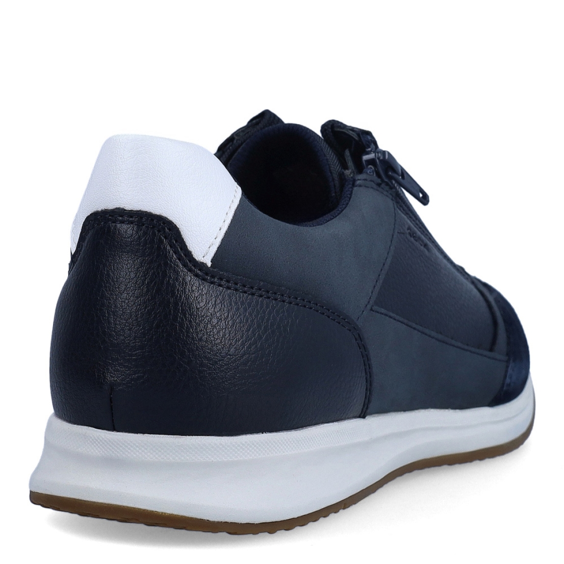Deportiva de la marca Geox, modelo U55H. Exterior en piel color azul con detalle de cremallera. Interior en textil de color negro. Cierre con cordones. Suela de goma de 2 cm de plataforma. Plantilla desmontable es práctica e higiénica, garantizando la máxima comodidad. U55H se propone como una revolución del concepto de deportiva, por su excelente nivel de comodidad, transpirabilidad y amortiguación. Un modelo de estilo emblemático para quienes aman distinguirse pero no quieren renunciar al confort.