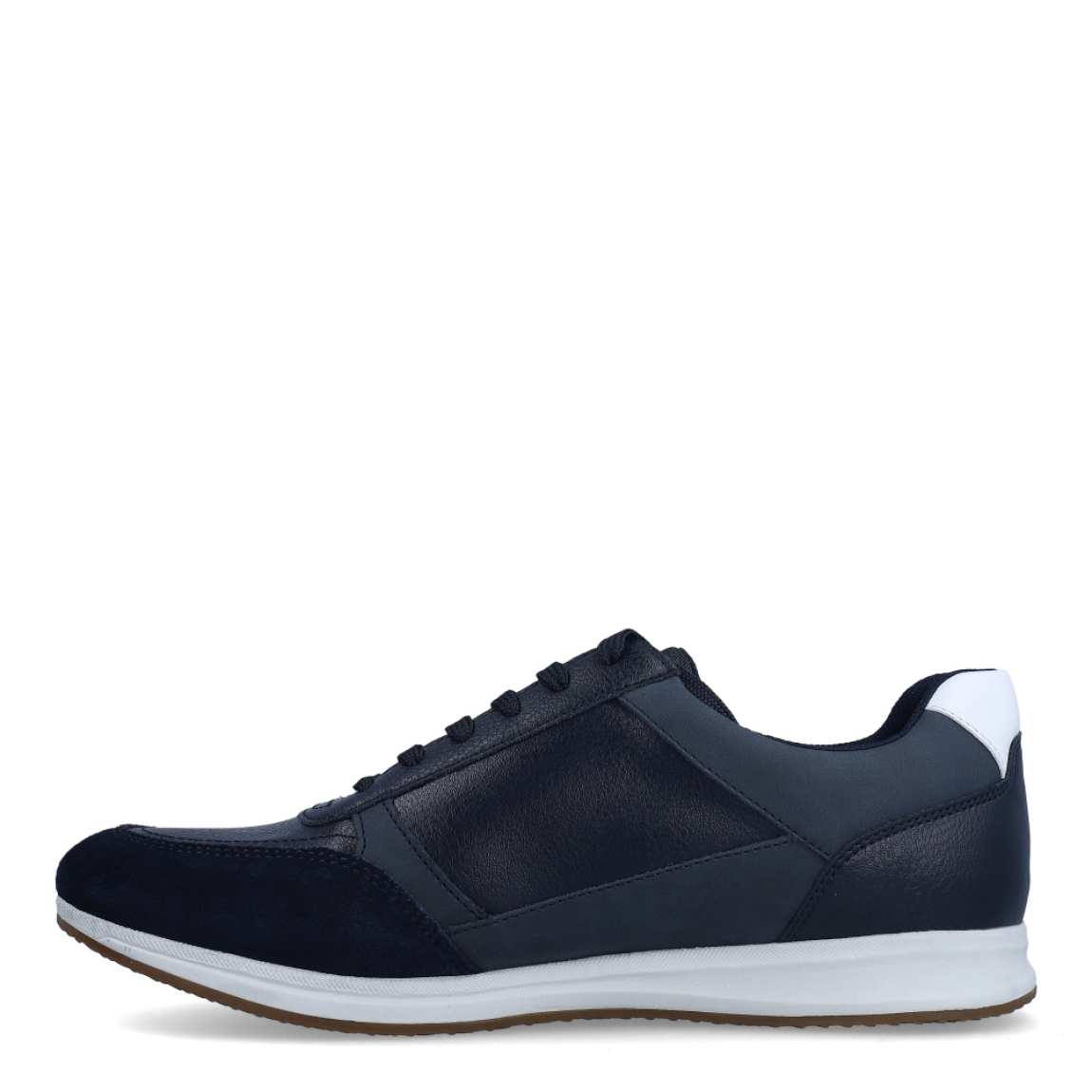 Deportiva de la marca Geox, modelo U55H. Exterior en piel color azul con detalle de cremallera. Interior en textil de color negro. Cierre con cordones. Suela de goma de 2 cm de plataforma. Plantilla desmontable es práctica e higiénica, garantizando la máxima comodidad. U55H se propone como una revolución del concepto de deportiva, por su excelente nivel de comodidad, transpirabilidad y amortiguación. Un modelo de estilo emblemático para quienes aman distinguirse pero no quieren renunciar al confort.