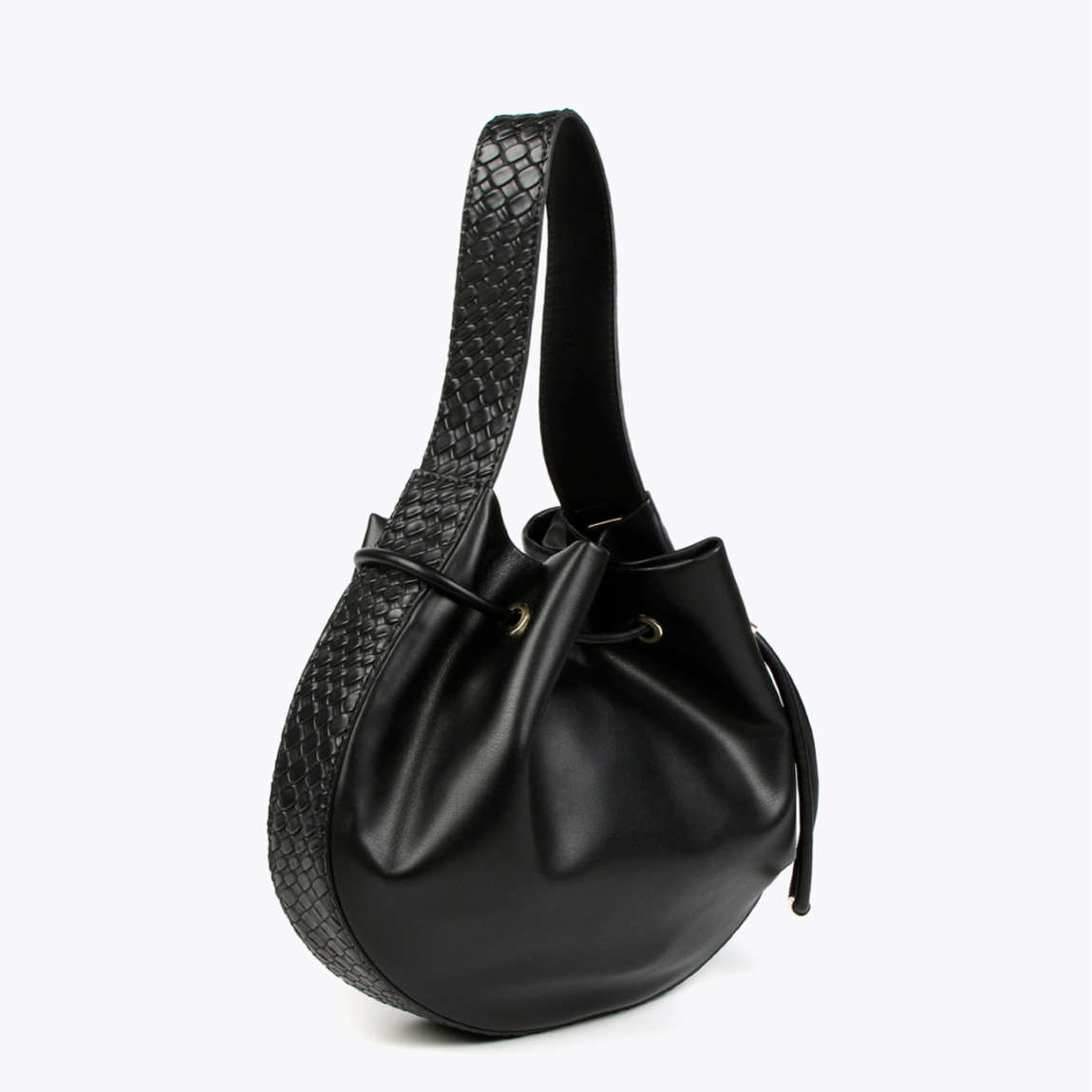Bolso media luna de la marca Lola Casademunt, modelo HEBBIE. Exterior en piel color negro con cierre estilo judas y detalles de material trenzado en efecto piel. Contiene pequeño bolsillo interior y asa larga ajustable. Medidas: alto:25cm y ancho: 33cm. Este bolso Lola Casademunt HEBBIE es un complemento moderno e ideal para acompañar tus looks con estilo!