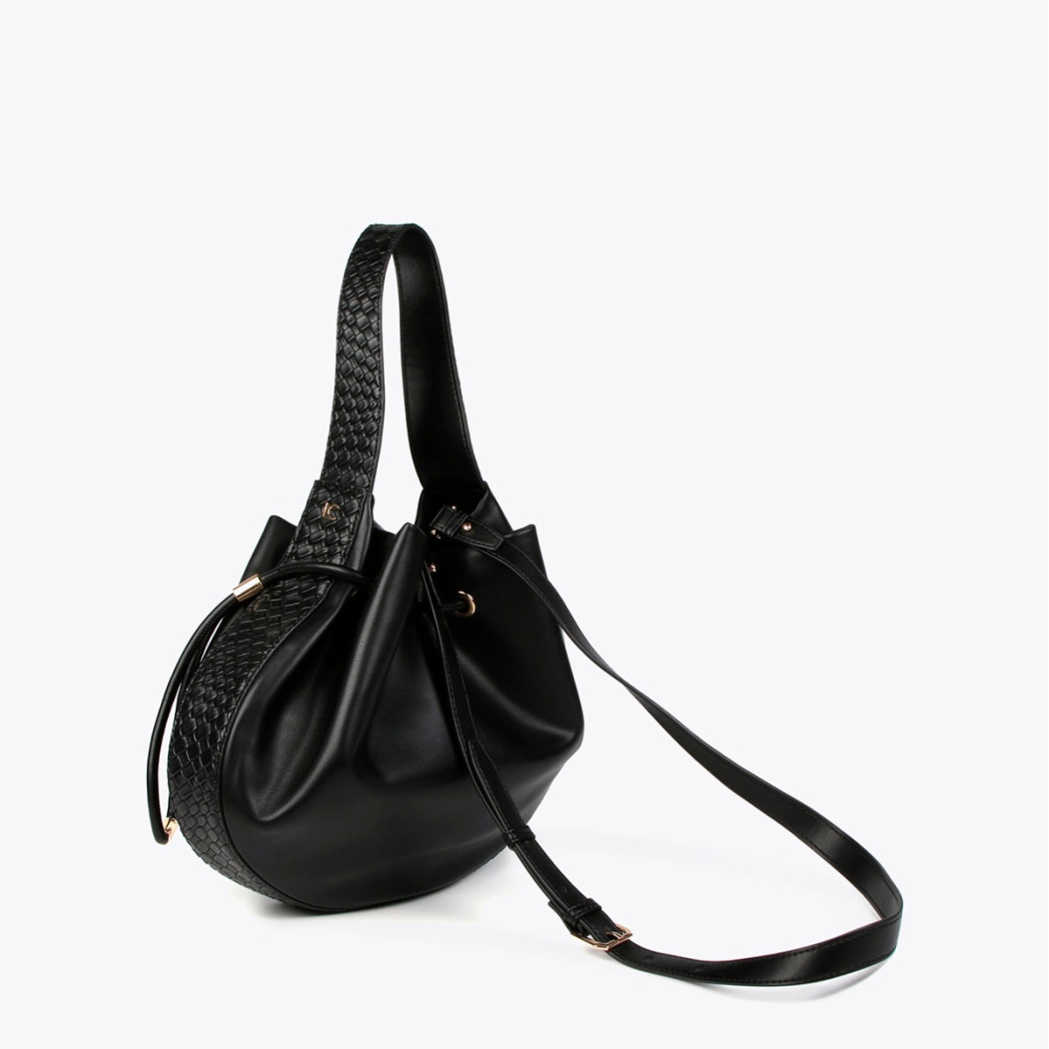 Bolso media luna de la marca Lola Casademunt, modelo HEBBIE. Exterior en piel color negro con cierre estilo judas y detalles de material trenzado en efecto piel. Contiene pequeño bolsillo interior y asa larga ajustable. Medidas: alto:25cm y ancho: 33cm. Este bolso Lola Casademunt HEBBIE es un complemento moderno e ideal para acompañar tus looks con estilo!