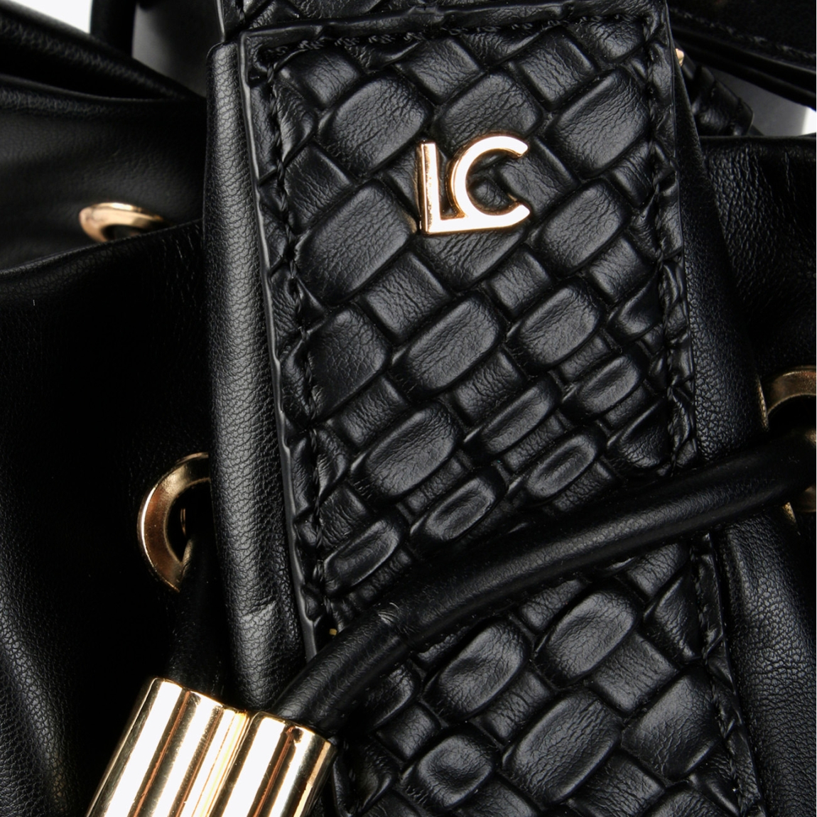 Bolso media luna de la marca Lola Casademunt, modelo HEBBIE. Exterior en piel color negro con cierre estilo judas y detalles de material trenzado en efecto piel. Contiene pequeño bolsillo interior y asa larga ajustable. Medidas: alto:25cm y ancho: 33cm. Este bolso Lola Casademunt HEBBIE es un complemento moderno e ideal para acompañar tus looks con estilo!