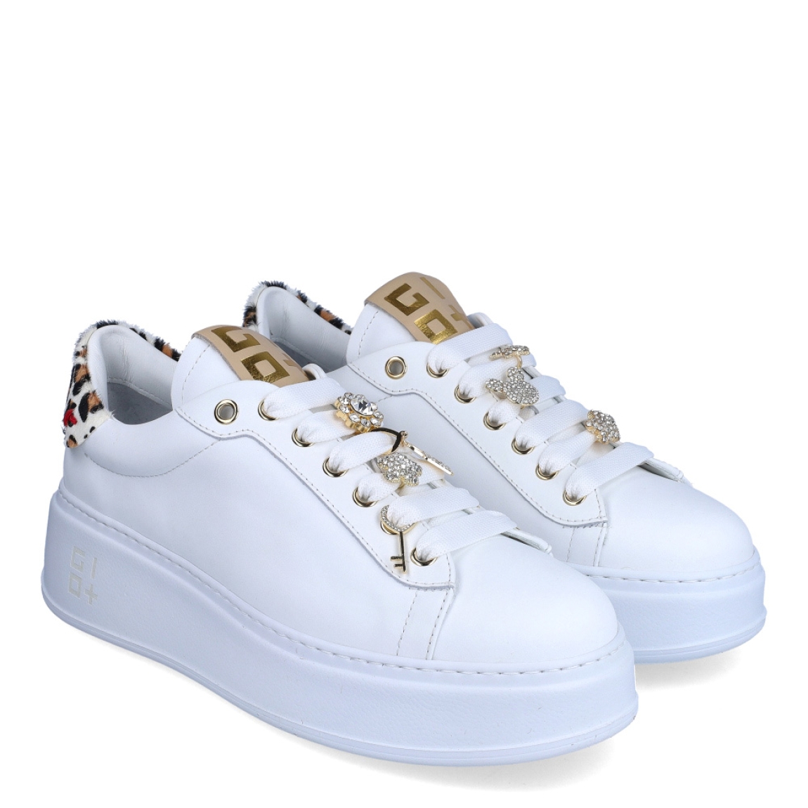 Deportivas de la marca GIO+, modelo PIA. Exterior de las deportivas en piel color blanco con detalle en animal print en la parte del talón. Interior de las deportivasne en piel color blanco con plantilla acolchada y extraíble. Cierre de las deportivas con cordones blancos y adornos de candado con piedrería brillante en la parte de la pala. Deportivas GIO+ con cuña de 4cm de altura. Estas deportivas GIO+ PIA son unas clásicas que no te pueden faltar en el armario de temporada. Podrás crear diferentes looks, con estillo y comodidad asegurada.