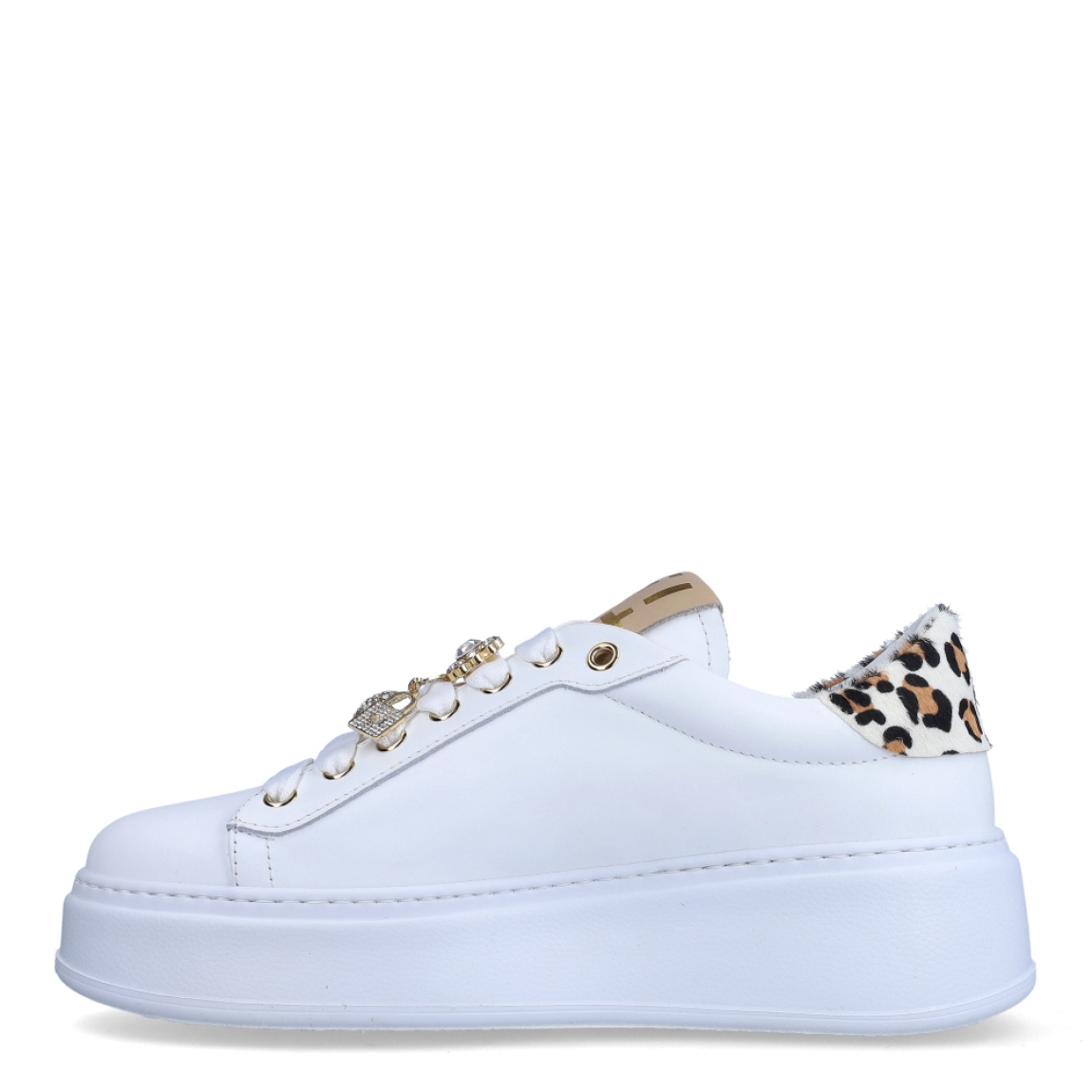 Deportivas de la marca GIO+, modelo PIA. Exterior de las deportivas en piel color blanco con detalle en animal print en la parte del talón. Interior de las deportivasne en piel color blanco con plantilla acolchada y extraíble. Cierre de las deportivas con cordones blancos y adornos de candado con piedrería brillante en la parte de la pala. Deportivas GIO+ con cuña de 4cm de altura. Estas deportivas GIO+ PIA son unas clásicas que no te pueden faltar en el armario de temporada. Podrás crear diferentes looks, con estillo y comodidad asegurada.