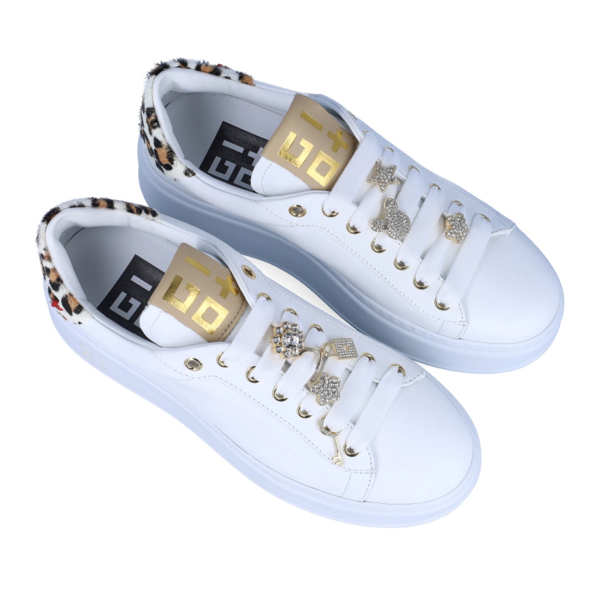 Deportivas de la marca GIO+, modelo PIA. Exterior de las deportivas en piel color blanco con detalle en animal print en la parte del talón. Interior de las deportivasne en piel color blanco con plantilla acolchada y extraíble. Cierre de las deportivas con cordones blancos y adornos de candado con piedrería brillante en la parte de la pala. Deportivas GIO+ con cuña de 4cm de altura. Estas deportivas GIO+ PIA son unas clásicas que no te pueden faltar en el armario de temporada. Podrás crear diferentes looks, con estillo y comodidad asegurada.