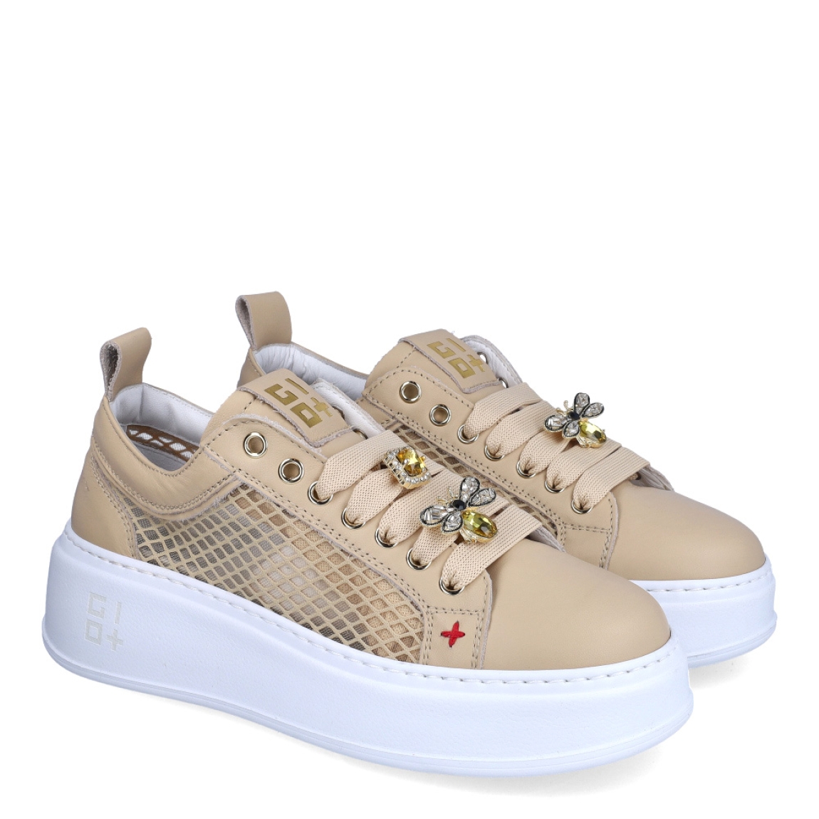Deportivas de la marca GIO+, modelo PIA. Exterior de las deportivas en piel en efecto rejilla color camel con detalle en blanco en la parte del talón. Interior de las deportivasne en piel color blanco con plantilla acolchada y extraíble. Cierre de las deportivas con cordones blancos y adornos de abeja con piedrería brillante en la parte de la pala. Deportivas GIO+ con cuña de 4cm de altura. Estas deportivas GIO+ PIA son unas clásicas que no te pueden faltar en el armario de temporada. Podrás crear diferentes looks, con estillo y comodidad asegurada.