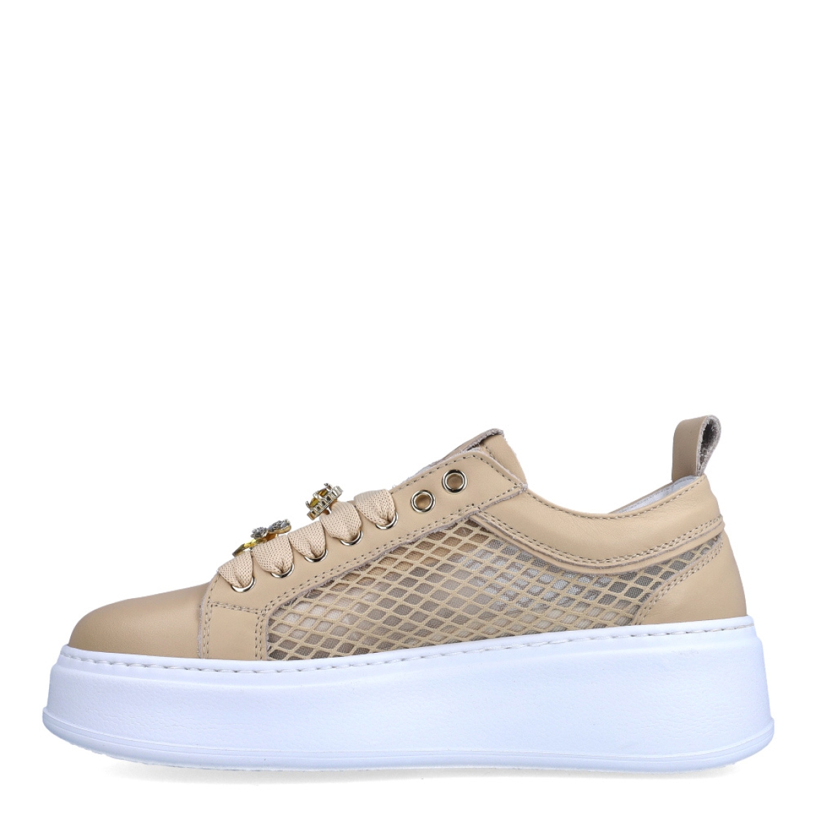 Deportivas de la marca GIO+, modelo PIA. Exterior de las deportivas en piel en efecto rejilla color camel con detalle en blanco en la parte del talón. Interior de las deportivasne en piel color blanco con plantilla acolchada y extraíble. Cierre de las deportivas con cordones blancos y adornos de abeja con piedrería brillante en la parte de la pala. Deportivas GIO+ con cuña de 4cm de altura. Estas deportivas GIO+ PIA son unas clásicas que no te pueden faltar en el armario de temporada. Podrás crear diferentes looks, con estillo y comodidad asegurada.