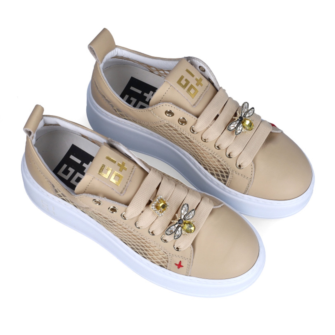 Deportivas de la marca GIO+, modelo PIA. Exterior de las deportivas en piel en efecto rejilla color camel con detalle en blanco en la parte del talón. Interior de las deportivasne en piel color blanco con plantilla acolchada y extraíble. Cierre de las deportivas con cordones blancos y adornos de abeja con piedrería brillante en la parte de la pala. Deportivas GIO+ con cuña de 4cm de altura. Estas deportivas GIO+ PIA son unas clásicas que no te pueden faltar en el armario de temporada. Podrás crear diferentes looks, con estillo y comodidad asegurada.