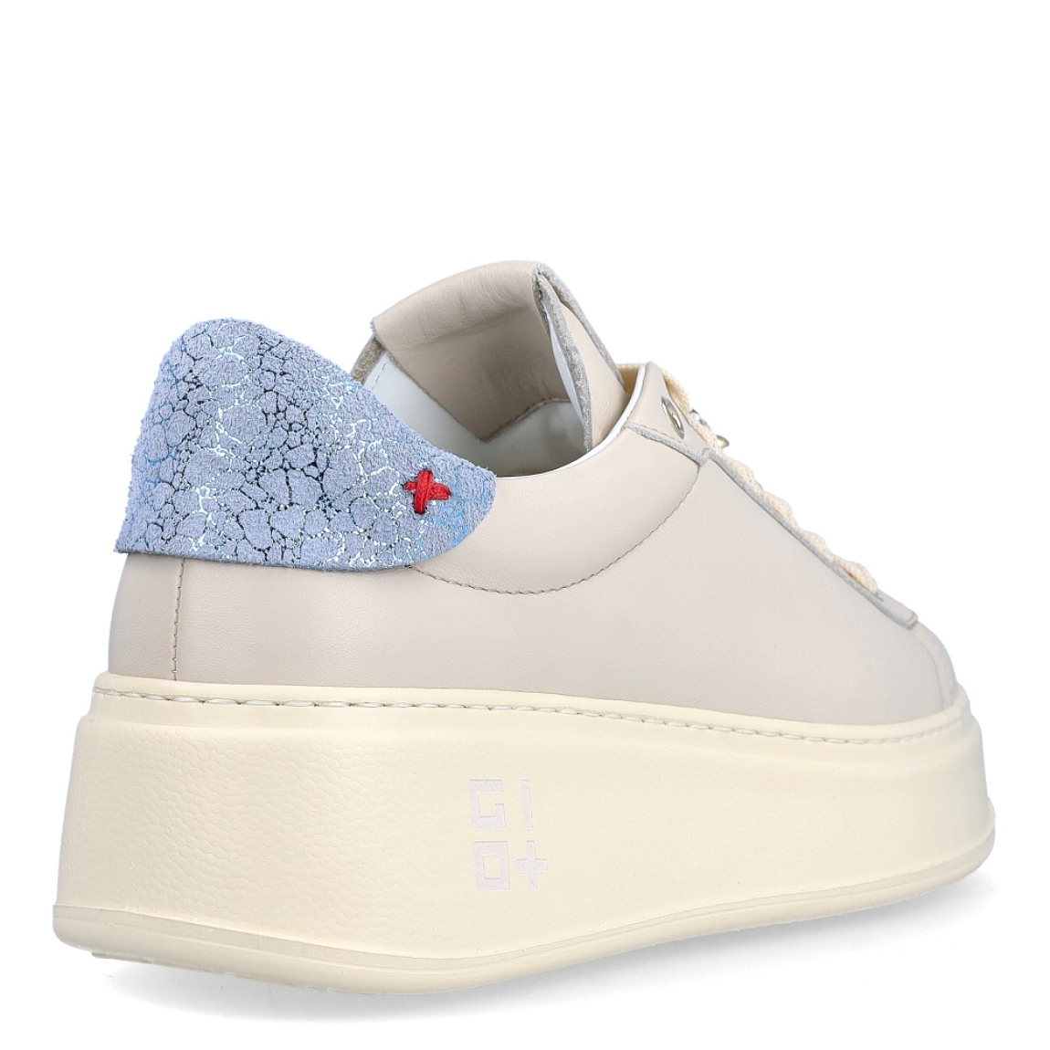 Deportivas de la marca GIO+, modelo PIA. Exterior en piel color beig con detalle de brillantes color celeste en el talón. Interior en piel blanca con plantilla acolchada y extraíble para máxima comodidad. Cierre de las deportivas con cordones, y adornos en forma de gato con piedreria azul sobre la pala. Plataforma de 4cm de altura. Estas deportivas GIO+ PIA son las clásicas con el toque de estilo moderno que necesitas en tus looks de temporada!