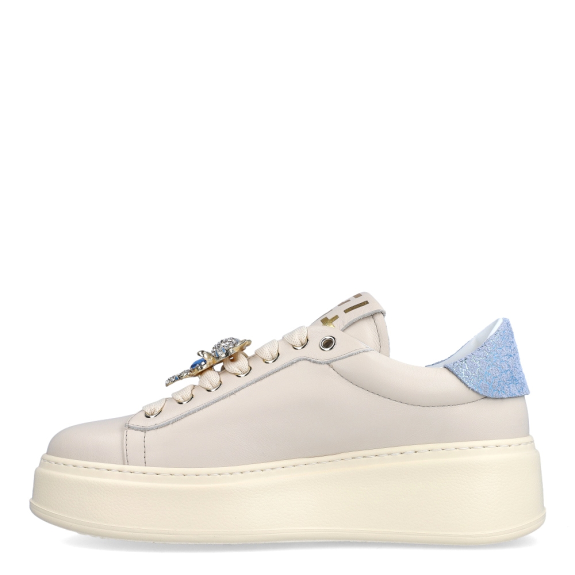 Deportivas de la marca GIO+, modelo PIA. Exterior en piel color beig con detalle de brillantes color celeste en el talón. Interior en piel blanca con plantilla acolchada y extraíble para máxima comodidad. Cierre de las deportivas con cordones, y adornos en forma de gato con piedreria azul sobre la pala. Plataforma de 4cm de altura. Estas deportivas GIO+ PIA son las clásicas con el toque de estilo moderno que necesitas en tus looks de temporada!