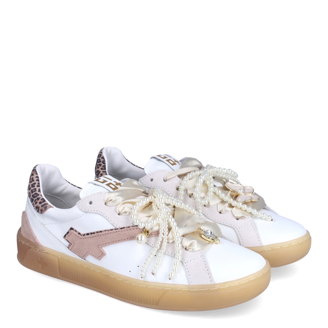 Deportivas de la marca GIO+, modelo BLU100. Exterior en piel color blanco con detalle de lazo en perlas y dije de mariposa. Interior de las deportivas en piel color blanco con plantilla acolchada y extraíble para máxima comodidad. Cierre de las deportivas con cordones y plataforma de 2cm de altura. Estas deportivas GIO+ BLU100 tienen un estilo tendencia en esta temporada. No puede faltar en tu armario!