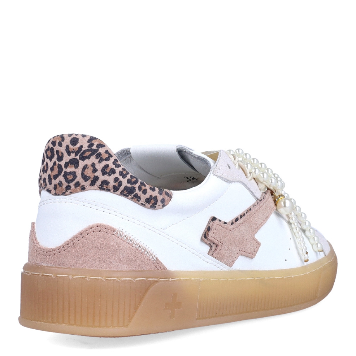Deportivas de la marca GIO+, modelo BLU100. Exterior en piel color blanco con detalle de lazo en perlas y dije de mariposa. Interior de las deportivas en piel color blanco con plantilla acolchada y extraíble para máxima comodidad. Cierre de las deportivas con cordones y plataforma de 2cm de altura. Estas deportivas GIO+ BLU100 tienen un estilo tendencia en esta temporada. No puede faltar en tu armario!