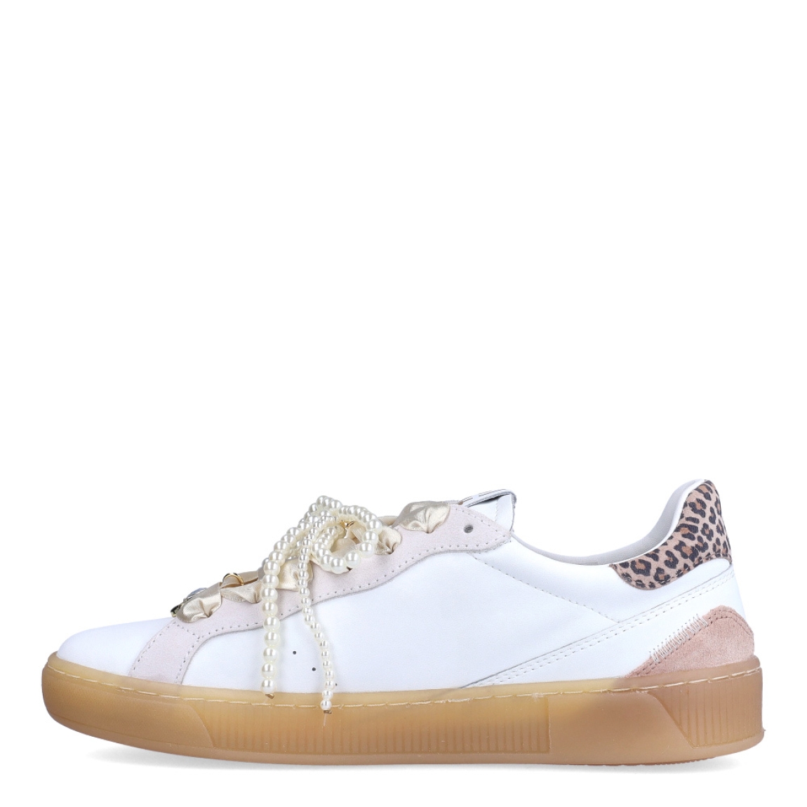Deportivas de la marca GIO+, modelo BLU100. Exterior en piel color blanco con detalle de lazo en perlas y dije de mariposa. Interior de las deportivas en piel color blanco con plantilla acolchada y extraíble para máxima comodidad. Cierre de las deportivas con cordones y plataforma de 2cm de altura. Estas deportivas GIO+ BLU100 tienen un estilo tendencia en esta temporada. No puede faltar en tu armario!