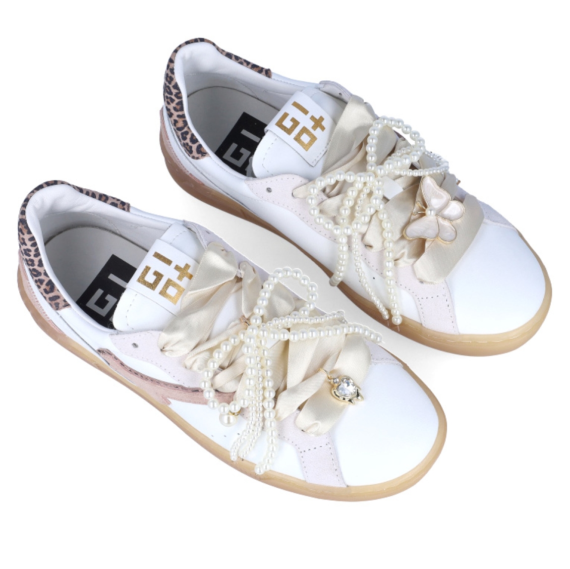 Deportivas de la marca GIO+, modelo BLU100. Exterior en piel color blanco con detalle de lazo en perlas y dije de mariposa. Interior de las deportivas en piel color blanco con plantilla acolchada y extraíble para máxima comodidad. Cierre de las deportivas con cordones y plataforma de 2cm de altura. Estas deportivas GIO+ BLU100 tienen un estilo tendencia en esta temporada. No puede faltar en tu armario!