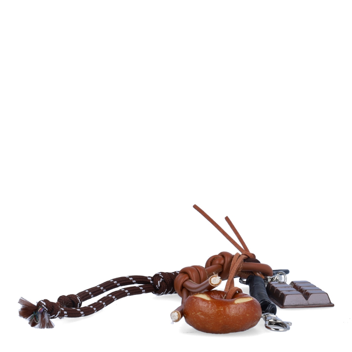 Llavero de la marca MUNNÉ, modelo CHOCOLATINA. Elaborado en piel color marrón con dijes de chocolate y dona. Complemento perfecto para tu bolso.