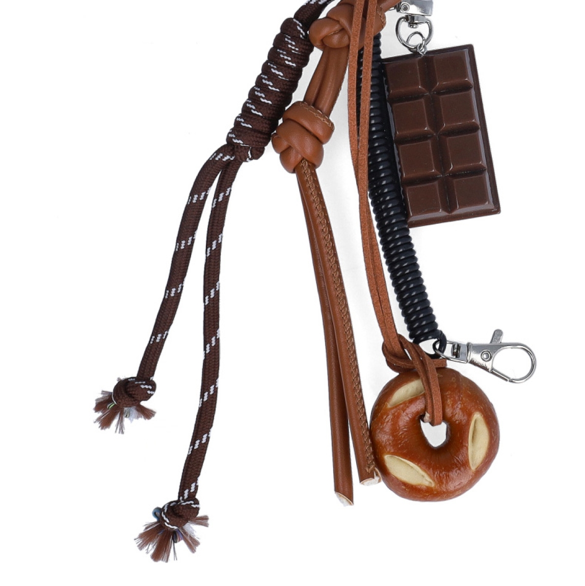 Llavero de la marca MUNNÉ, modelo CHOCOLATINA. Elaborado en piel color marrón con dijes de chocolate y dona. Complemento perfecto para tu bolso.