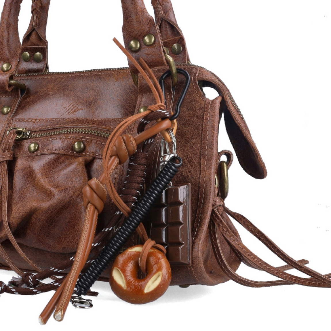 Llavero de la marca MUNNÉ, modelo CHOCOLATINA. Elaborado en piel color marrón con dijes de chocolate y dona. Complemento perfecto para tu bolso.