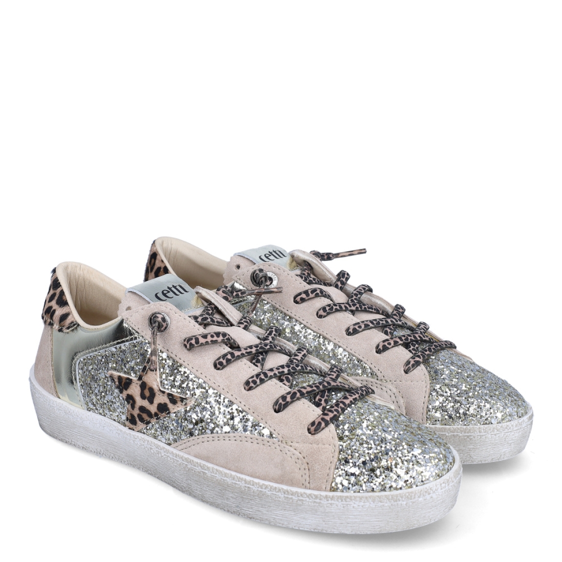 Deportivas de la marca Cetti, modelo 134. Exterior de las deportivas en ante color platino con animal print y glitter. Interior de las deportivas en piel color blanco. Cierre de las deportivas con cordones elásticos y con suela plana. Estas deportivas Cetti 134 son unas clásicas, con estilo y comodidad que no pueden faltar en tu armario.