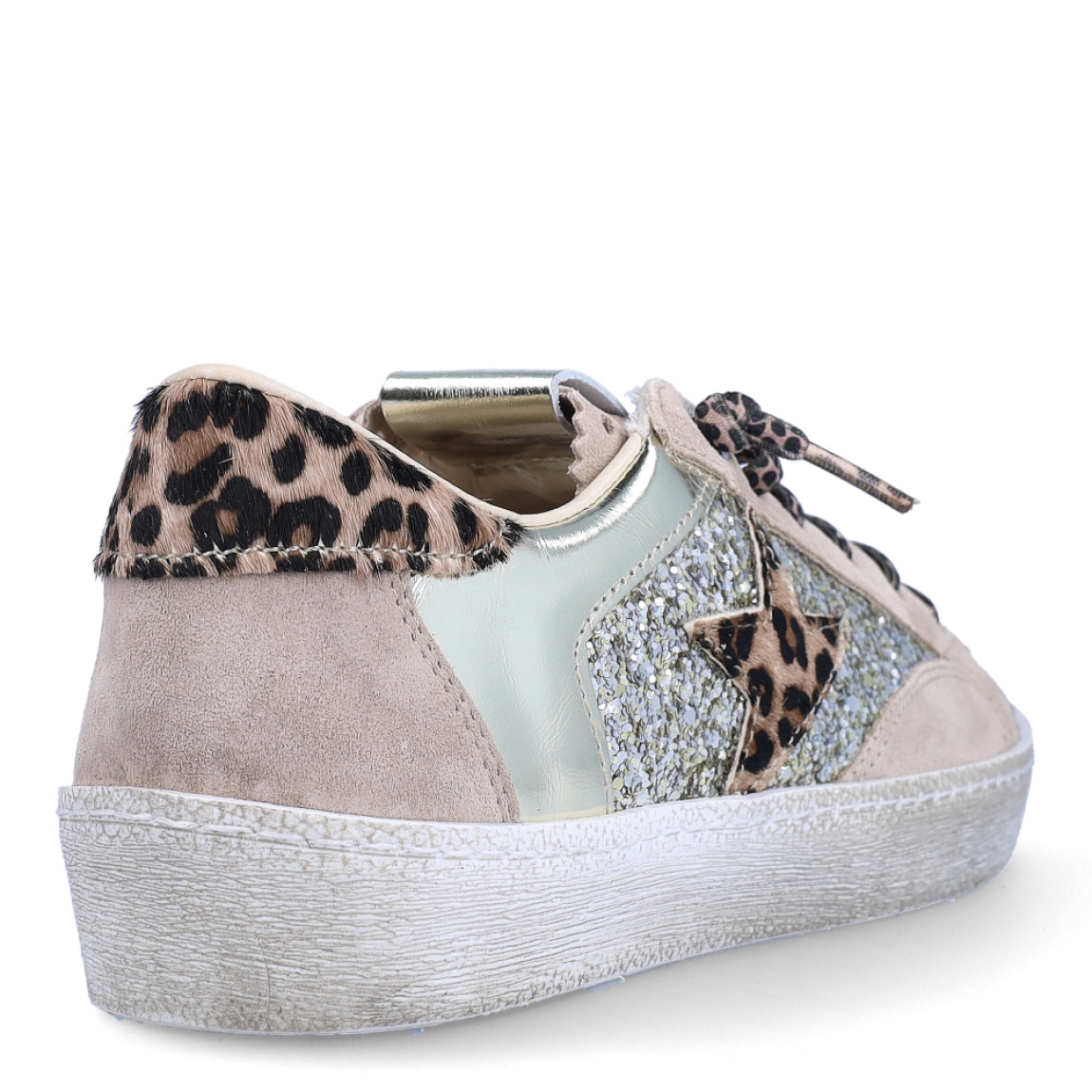 Deportivas de la marca Cetti, modelo 134. Exterior de las deportivas en ante color platino con animal print y glitter. Interior de las deportivas en piel color blanco. Cierre de las deportivas con cordones elásticos y con suela plana. Estas deportivas Cetti 134 son unas clásicas, con estilo y comodidad que no pueden faltar en tu armario.