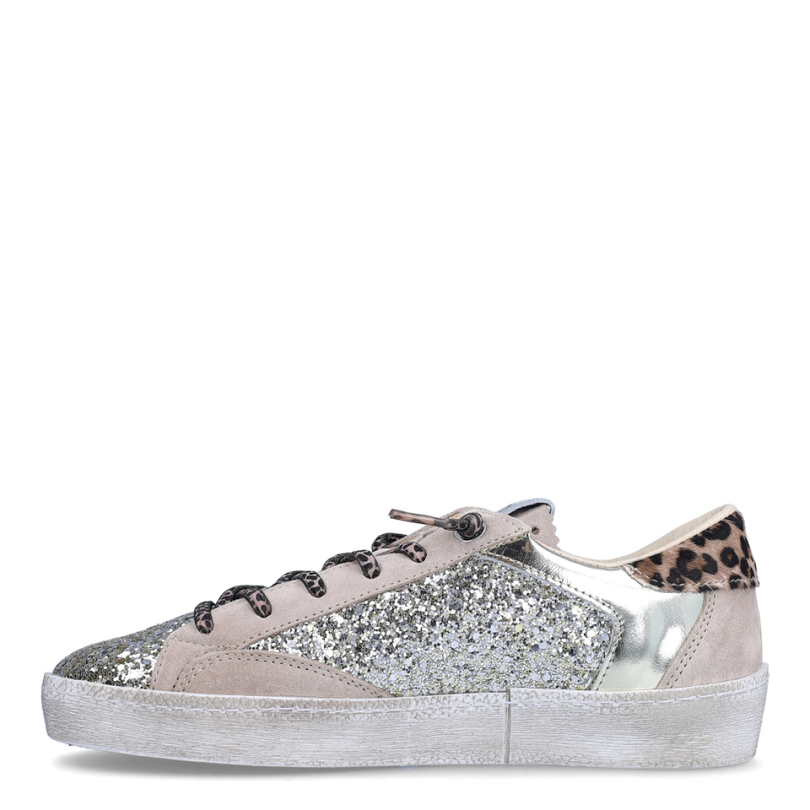 Deportivas de la marca Cetti, modelo 134. Exterior de las deportivas en ante color platino con animal print y glitter. Interior de las deportivas en piel color blanco. Cierre de las deportivas con cordones elásticos y con suela plana. Estas deportivas Cetti 134 son unas clásicas, con estilo y comodidad que no pueden faltar en tu armario.