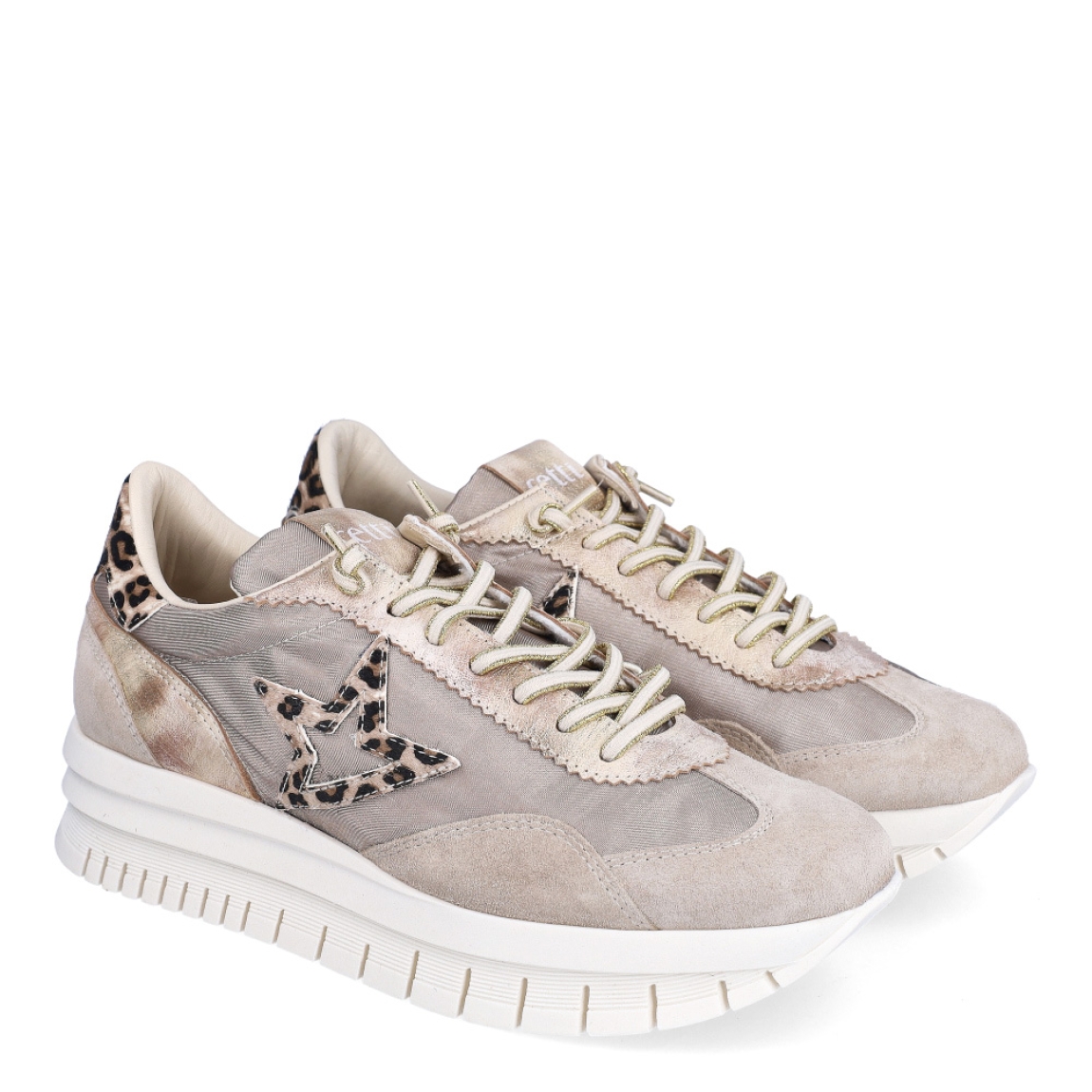 Deportivas de la marca Cetti, modelo PAR12. Exterior en ante con estampado animal print leopardo con detalle en taupe y platino. Interior en piel color blanco. Cierre con cordones elásticos. Deportivas con suela de goma y cuña de 4cm de altura. Estas deportivas Cetti PARD12 son unas clásicas, ideales en comodidad y estilo!