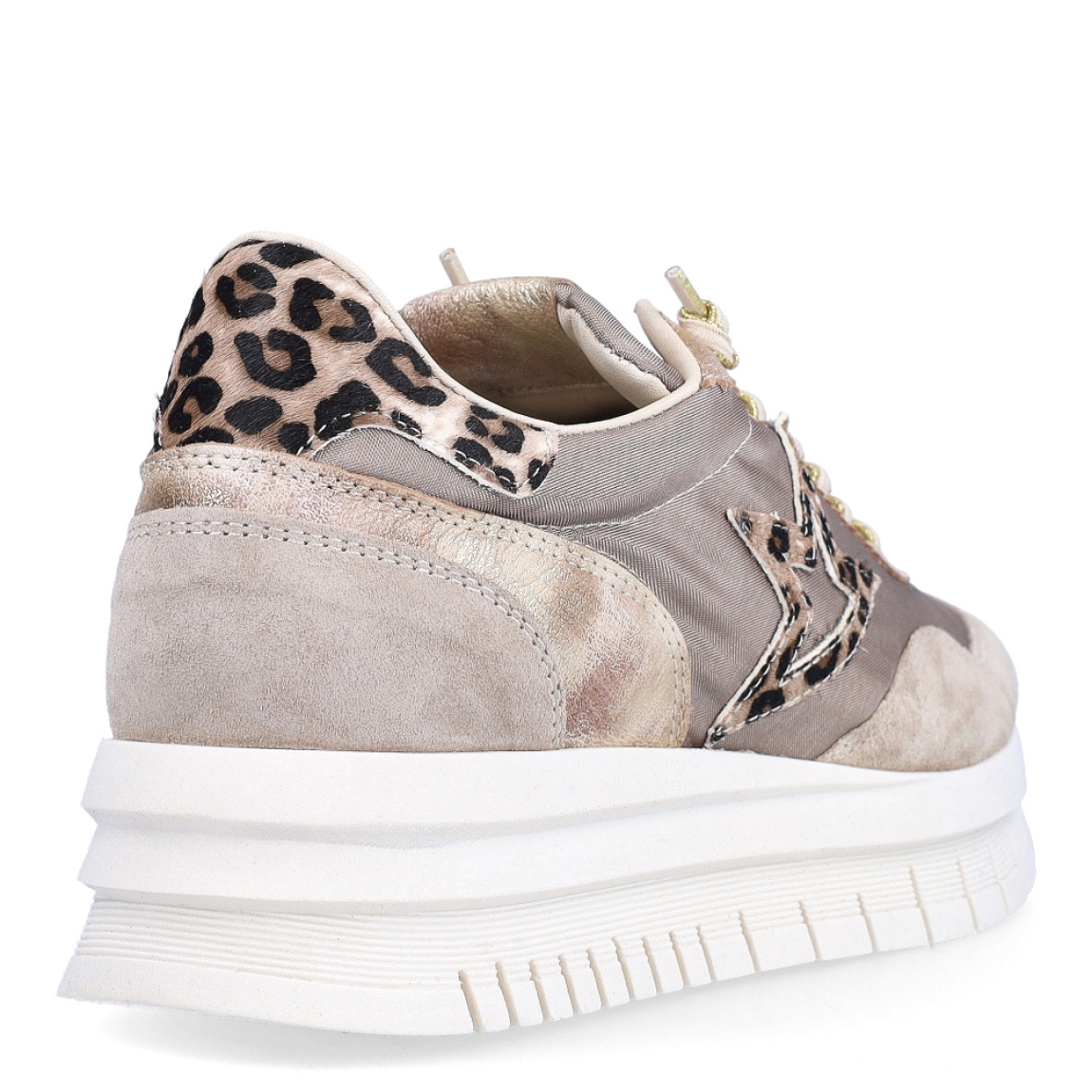 Deportivas de la marca Cetti, modelo PAR12. Exterior en ante con estampado animal print leopardo con detalle en taupe y platino. Interior en piel color blanco. Cierre con cordones elásticos. Deportivas con suela de goma y cuña de 4cm de altura. Estas deportivas Cetti PARD12 son unas clásicas, ideales en comodidad y estilo!