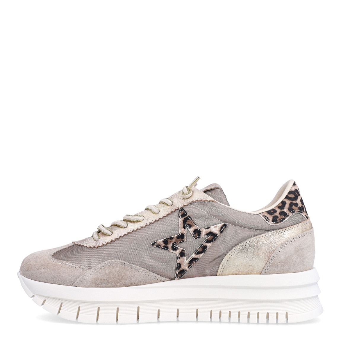 Deportivas de la marca Cetti, modelo PAR12. Exterior en ante con estampado animal print leopardo con detalle en taupe y platino. Interior en piel color blanco. Cierre con cordones elásticos. Deportivas con suela de goma y cuña de 4cm de altura. Estas deportivas Cetti PARD12 son unas clásicas, ideales en comodidad y estilo!