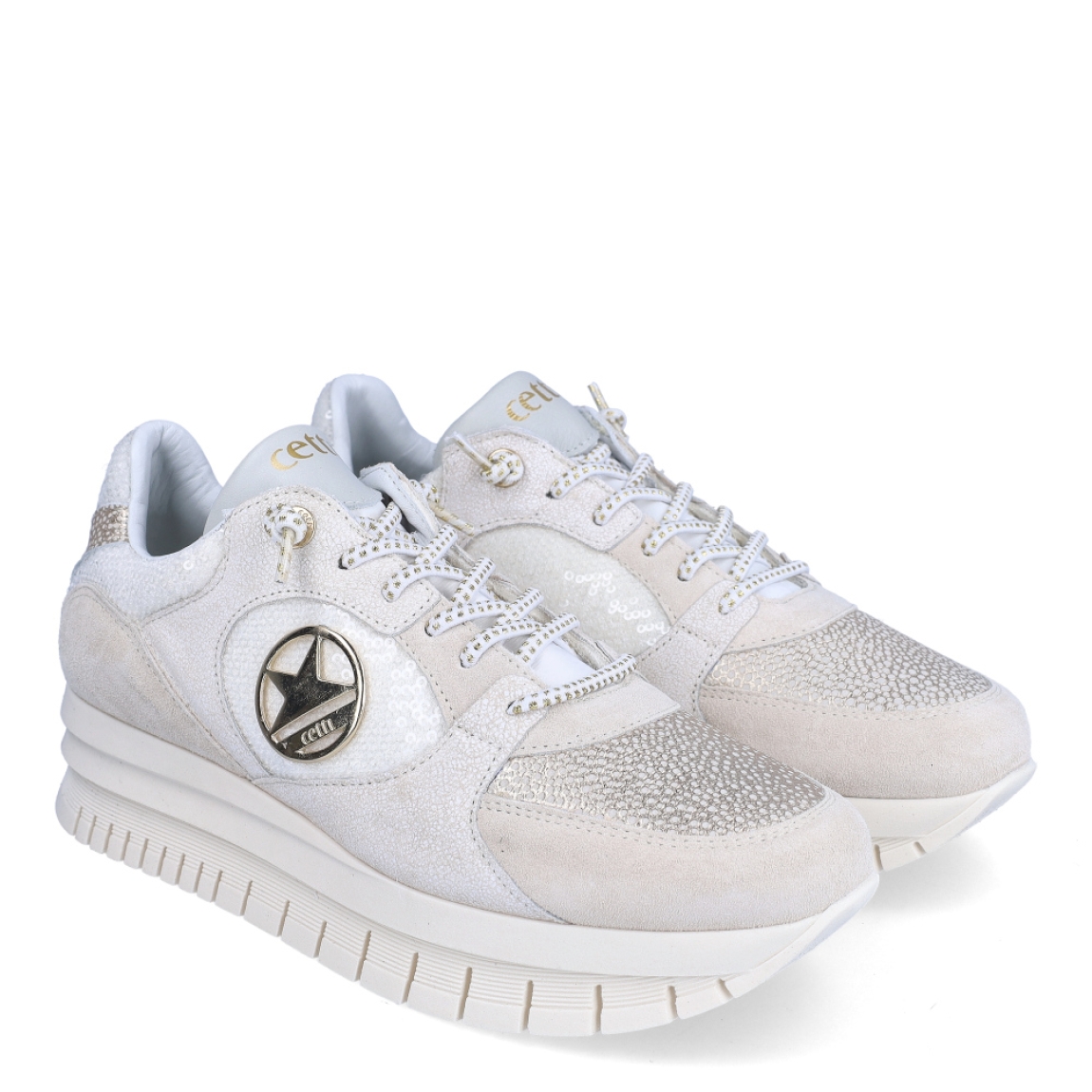 Deportivas de la marca Cetti, modelo 137. Exterior en ante color blanco con detalle en plateado brillante. Interior en piel color blanco. Cierre con cordones elásticos. Deportivas con suela de goma y cuña de 4cm de altura. Estas deportivas Cetti 137 son unas clásicas, ideales en comodidad y estilo!