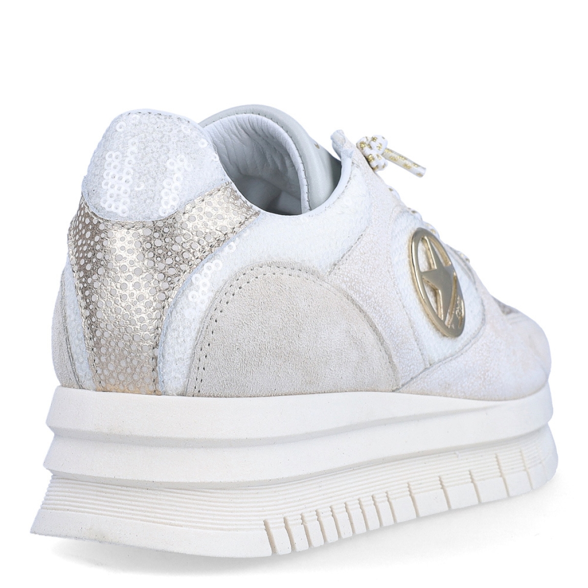 Deportivas de la marca Cetti, modelo 137. Exterior en ante color blanco con detalle en plateado brillante. Interior en piel color blanco. Cierre con cordones elásticos. Deportivas con suela de goma y cuña de 4cm de altura. Estas deportivas Cetti 137 son unas clásicas, ideales en comodidad y estilo!