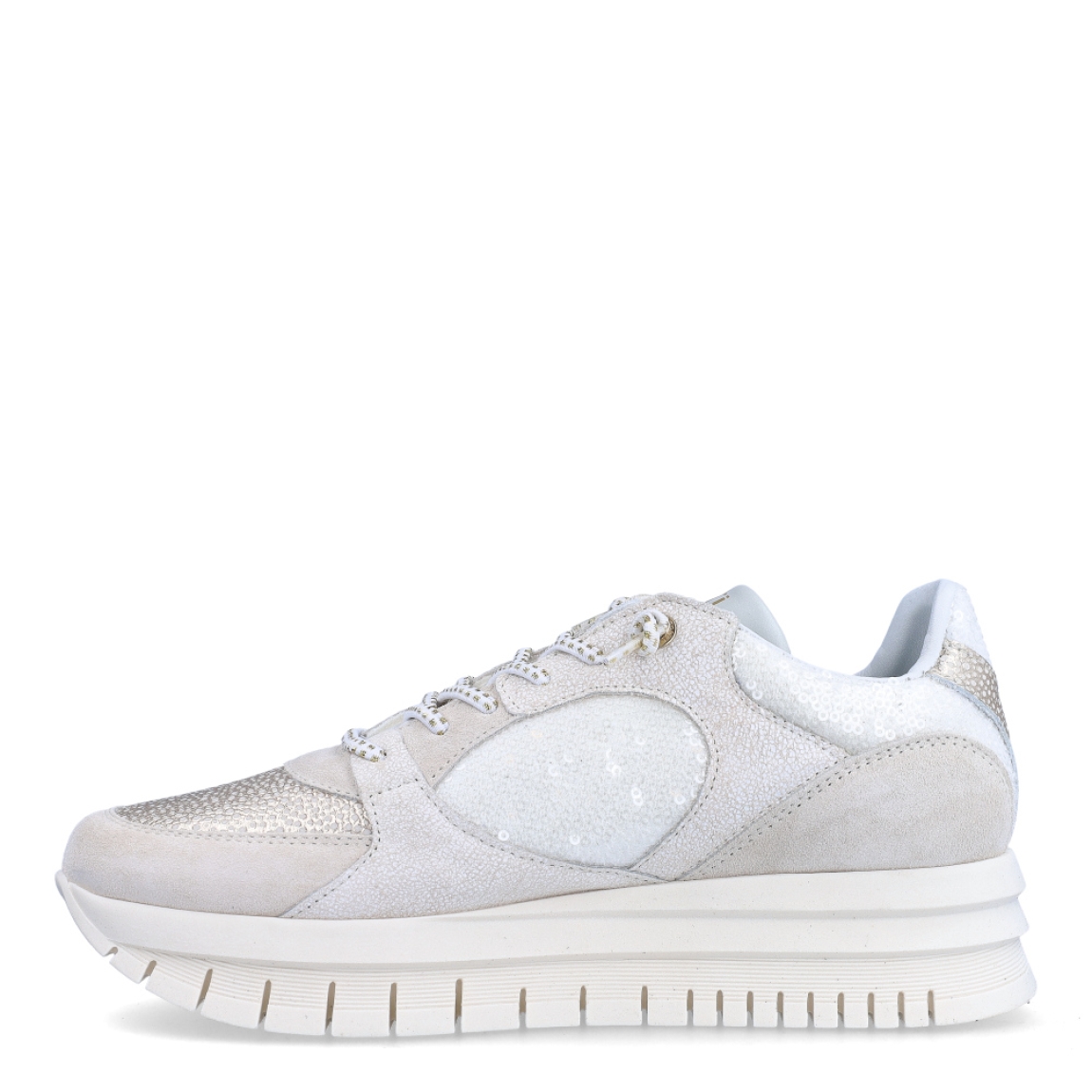 Deportivas de la marca Cetti, modelo 137. Exterior en ante color blanco con detalle en plateado brillante. Interior en piel color blanco. Cierre con cordones elásticos. Deportivas con suela de goma y cuña de 4cm de altura. Estas deportivas Cetti 137 son unas clásicas, ideales en comodidad y estilo!