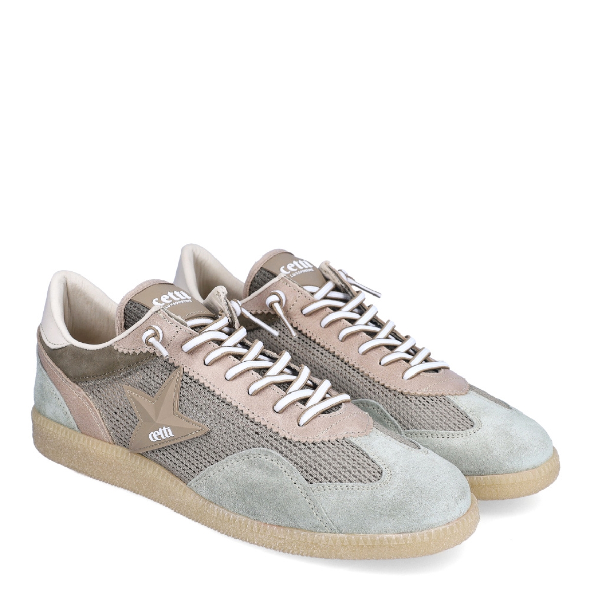 Deportiva clásica transpirable de la marca Cetti, modelo 138. Exterior de la deportiva en ante color verde con detalle en rejilla. Interior de la deportiva de piel de color beig. Deportiva con cierre con cordones elásticos. Deportiva con suela plana de goma. Plantilla muy cómoda, acolchada para garantizar la máxima comodidad. La deportiva 138 de Cetti es una deportiva clásica, cómoda, básica y perfecta para ir cómodo cada día.