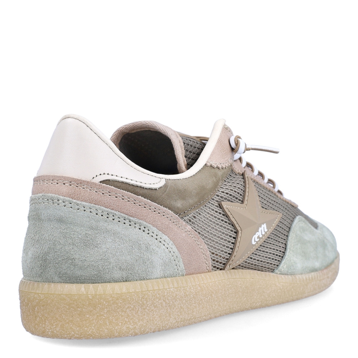 Deportiva clásica transpirable de la marca Cetti, modelo 138. Exterior de la deportiva en ante color verde con detalle en rejilla. Interior de la deportiva de piel de color beig. Deportiva con cierre con cordones elásticos. Deportiva con suela plana de goma. Plantilla muy cómoda, acolchada para garantizar la máxima comodidad. La deportiva 138 de Cetti es una deportiva clásica, cómoda, básica y perfecta para ir cómodo cada día.
