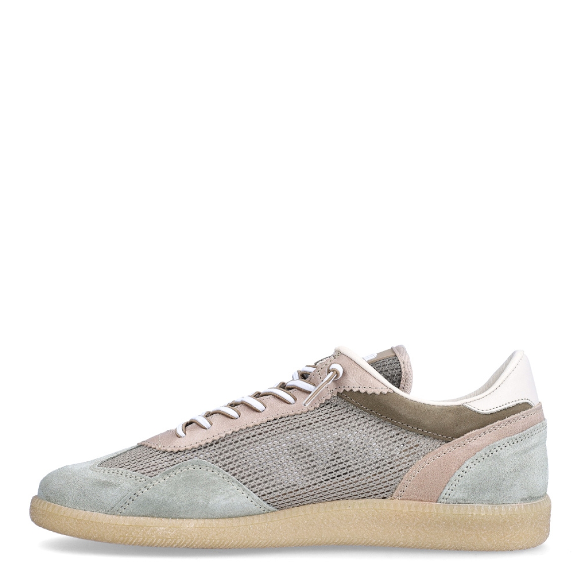 Deportiva clásica transpirable de la marca Cetti, modelo 138. Exterior de la deportiva en ante color verde con detalle en rejilla. Interior de la deportiva de piel de color beig. Deportiva con cierre con cordones elásticos. Deportiva con suela plana de goma. Plantilla muy cómoda, acolchada para garantizar la máxima comodidad. La deportiva 138 de Cetti es una deportiva clásica, cómoda, básica y perfecta para ir cómodo cada día.