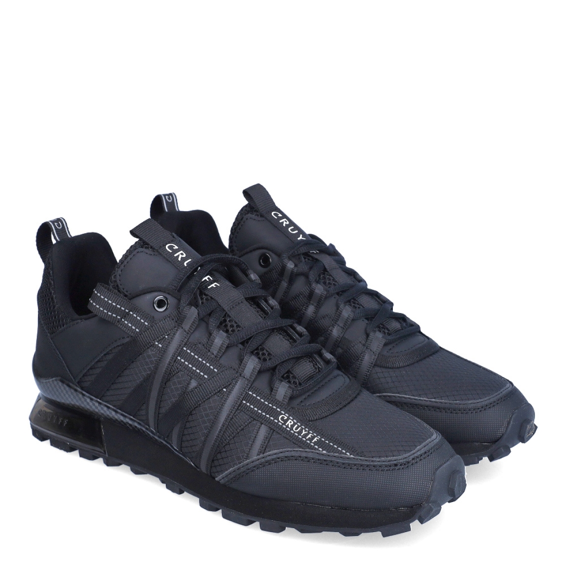 Deportiva de la marca Cruyff, modelo 998. Exterior de la deportiva en tela de color negro. Interior de la deportiva en textil de color negro. Cierre de la deportiva con cordones. Suela de goma dentada de 2 cm. Los tubos hexagonales son diseñados para permitir la entrada de aire a la parte posterior de la zapatilla, proporcionando un extra de soporte al pie. Plantilla muy cómoda, acolchada para garantizar el máximo confort. La deportiva Cruyff 998 es una nueva y exclusiva technología de Cruyff que mejora el rendimiento gracias a una mayor amortiguación.