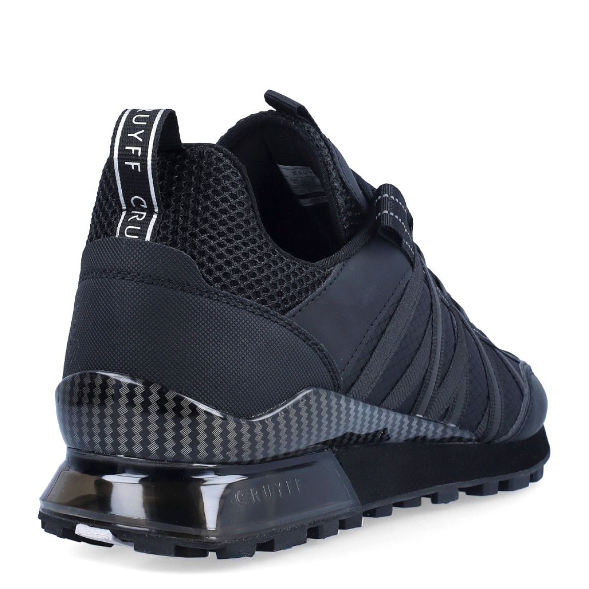 Deportiva de la marca Cruyff, modelo 998. Exterior de la deportiva en tela de color negro. Interior de la deportiva en textil de color negro. Cierre de la deportiva con cordones. Suela de goma dentada de 2 cm. Los tubos hexagonales son diseñados para permitir la entrada de aire a la parte posterior de la zapatilla, proporcionando un extra de soporte al pie. Plantilla muy cómoda, acolchada para garantizar el máximo confort. La deportiva Cruyff 998 es una nueva y exclusiva technología de Cruyff que mejora el rendimiento gracias a una mayor amortiguación.