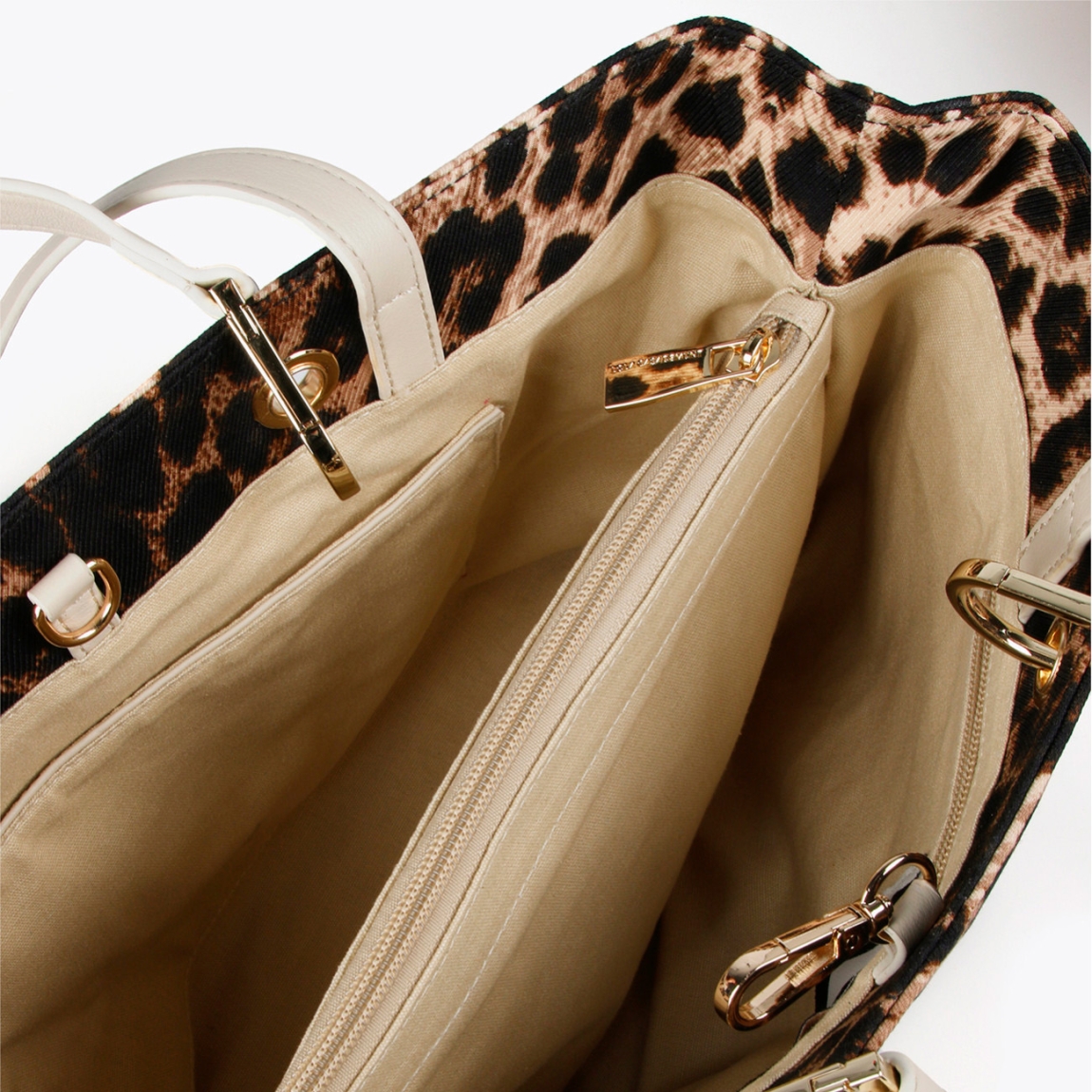 Bolso de la marca Lola Casademunt, modelo PAMELA. Bolso Shopper en tejido animal print combinado con efecto piel en crudo. Contiene varios compartimentos interiores y asa bandolera. Cierre con cremallera.ALTO: 25 cm - LARGO: 32 cm - ANCHO: 11 cm / BANDOLERA: 81 cm