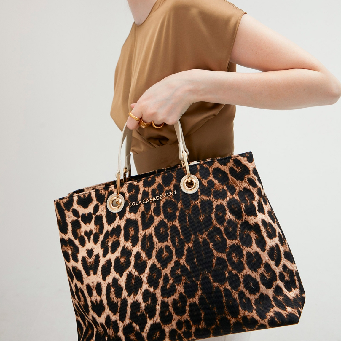 Bolso de la marca Lola Casademunt, modelo PAMELA. Bolso Shopper en tejido animal print combinado con efecto piel en crudo. Contiene varios compartimentos interiores y asa bandolera. Cierre con cremallera.ALTO: 25 cm - LARGO: 32 cm - ANCHO: 11 cm / BANDOLERA: 81 cm