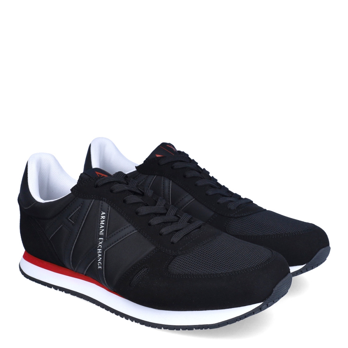 Deportiva de la marca Armani Exchange, modelo MILAN. Exterior de la deportiva de ante y de nylon de color negro, con detalles en rojo. Detalle logotipo lateral en piel de color negro. Interior de la deportiva de textil de color blanco. Cierre de la deportiva con cordones. Deportiva con suela de goma de 2 cm de plataforma. Deportiva con plantilla acolchada. La deportiva MILAN de Armani Exchange es una deportiva clásica y cómoda, perfecta para el día a día.