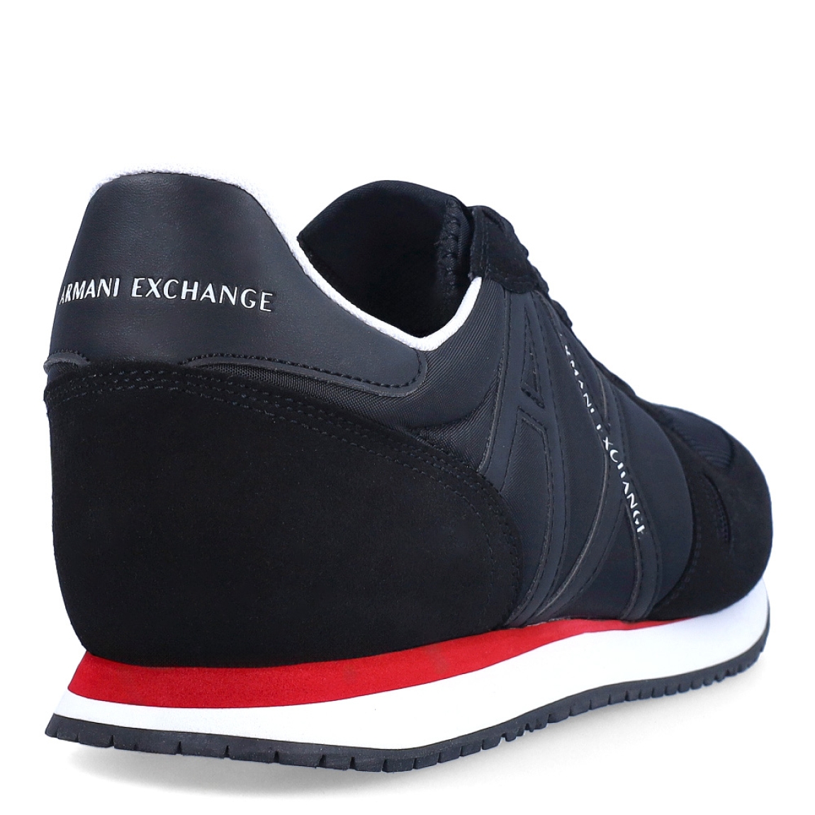 Deportiva de la marca Armani Exchange, modelo MILAN. Exterior de la deportiva de ante y de nylon de color negro, con detalles en rojo. Detalle logotipo lateral en piel de color negro. Interior de la deportiva de textil de color blanco. Cierre de la deportiva con cordones. Deportiva con suela de goma de 2 cm de plataforma. Deportiva con plantilla acolchada. La deportiva MILAN de Armani Exchange es una deportiva clásica y cómoda, perfecta para el día a día.