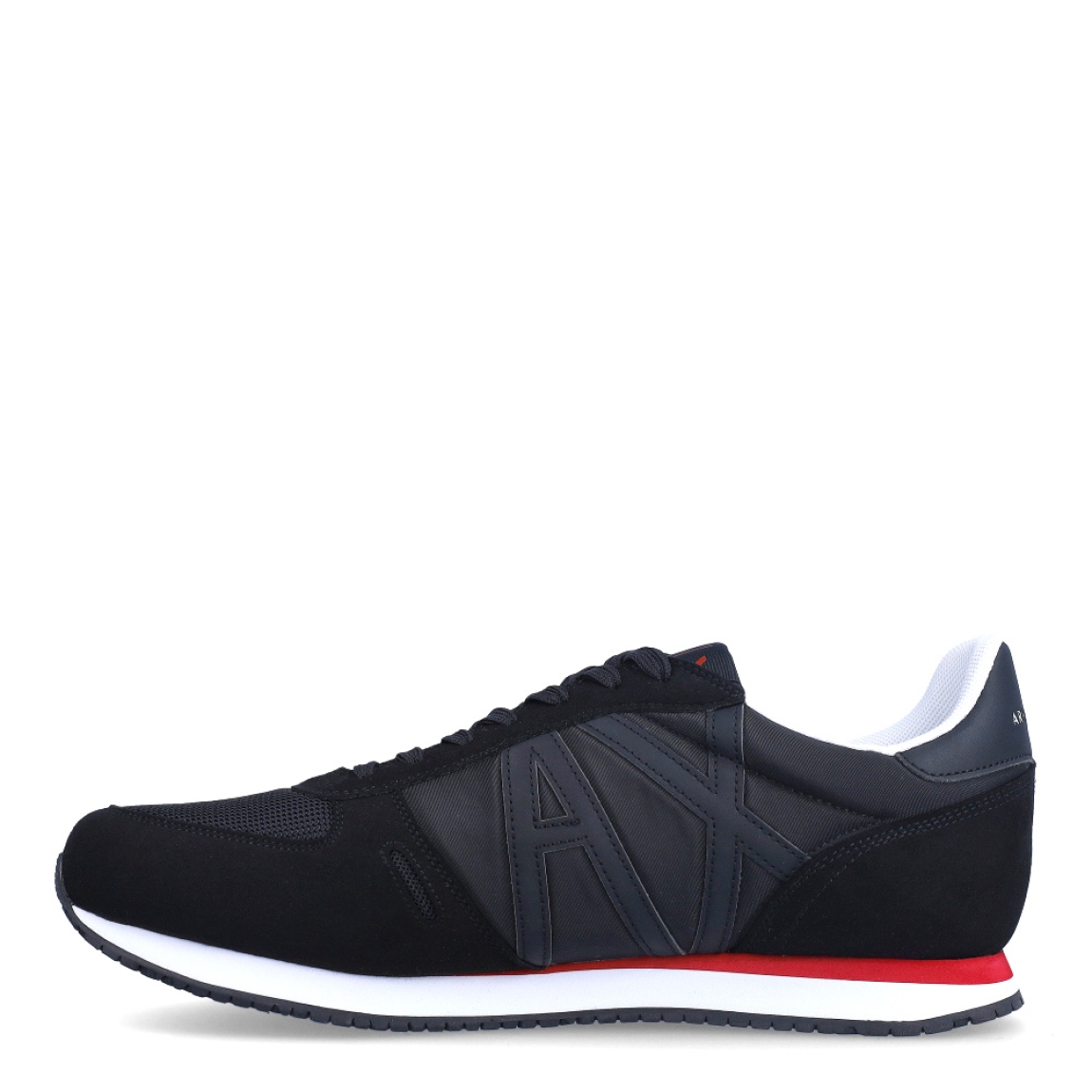 Deportiva de la marca Armani Exchange, modelo MILAN. Exterior de la deportiva de ante y de nylon de color negro, con detalles en rojo. Detalle logotipo lateral en piel de color negro. Interior de la deportiva de textil de color blanco. Cierre de la deportiva con cordones. Deportiva con suela de goma de 2 cm de plataforma. Deportiva con plantilla acolchada. La deportiva MILAN de Armani Exchange es una deportiva clásica y cómoda, perfecta para el día a día.