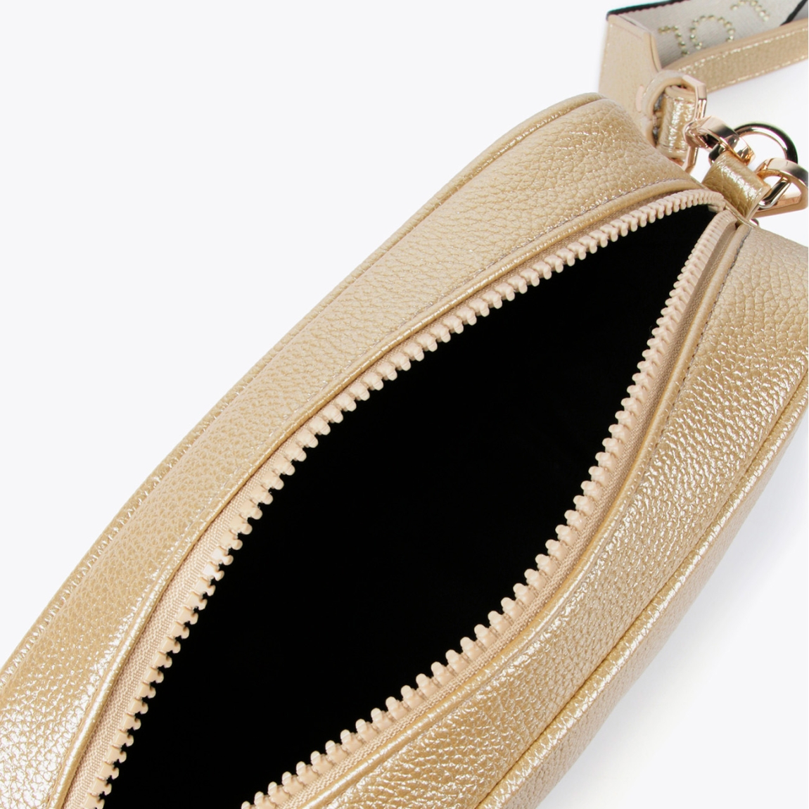 Bolso de la marca Lola Casademunt, modelo NORA. Bolso bandolera en efecto piel metalizado color oro. Detalle de grabado monograma. Contiene asa bandolera ajustable. Cierre con cremallera.ALTO: 25 cm - LARGO: 17 cm - ANCHO: 8 cm / BANDOLERA: 126 cm