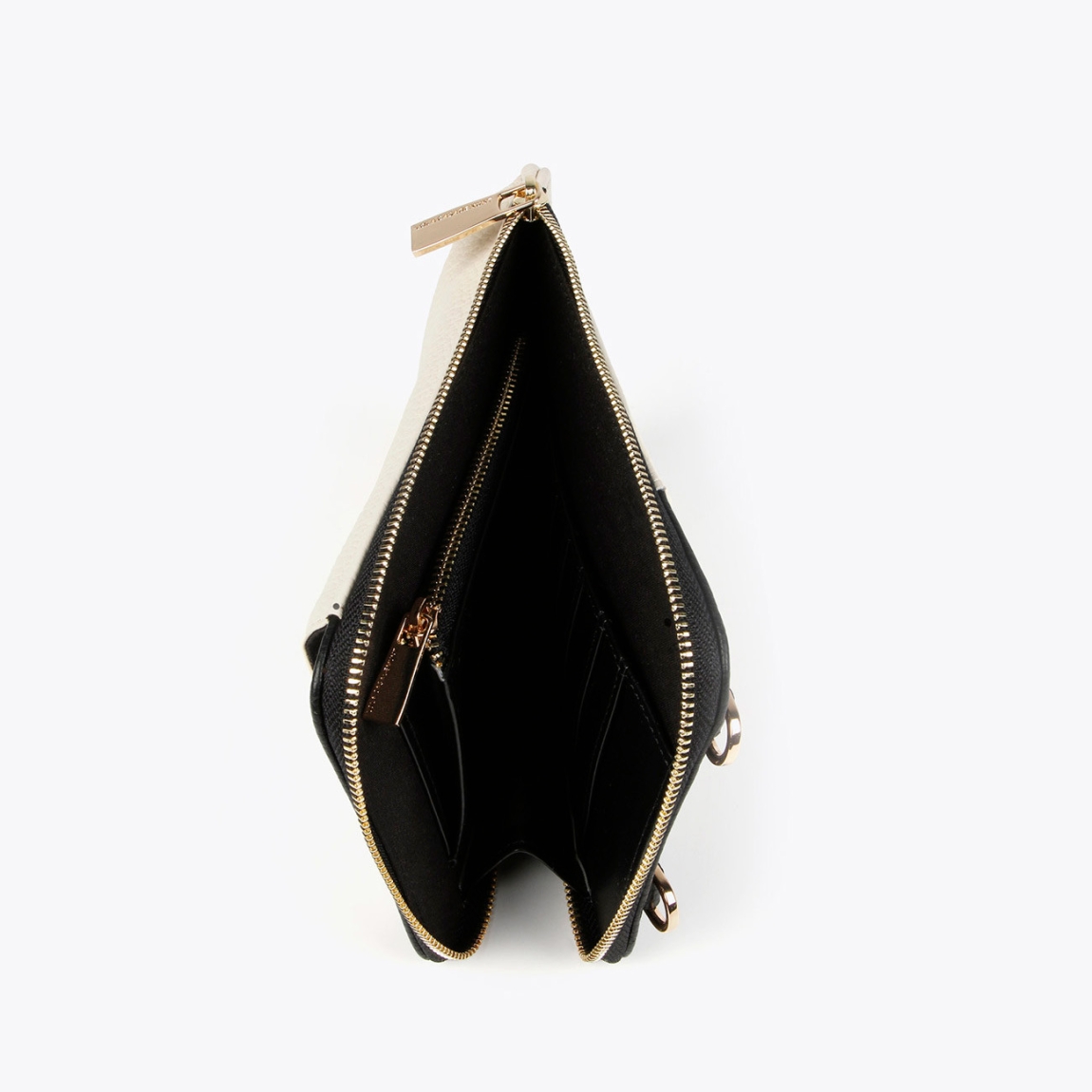 Funda clasica de la marca Lola Casademunt, modelo CLOE. Mini bolso porta móvil bicolor en efecto piel color beig. Contiene distintos compartimentos para billetes y tarjetas y asa bandolera ajustable. Cierre con cremallera.ALTO: 18,5 cm - LARGO: 12 cm - ANCHO: 3,3 cm / BANDOLERA: 141 cm