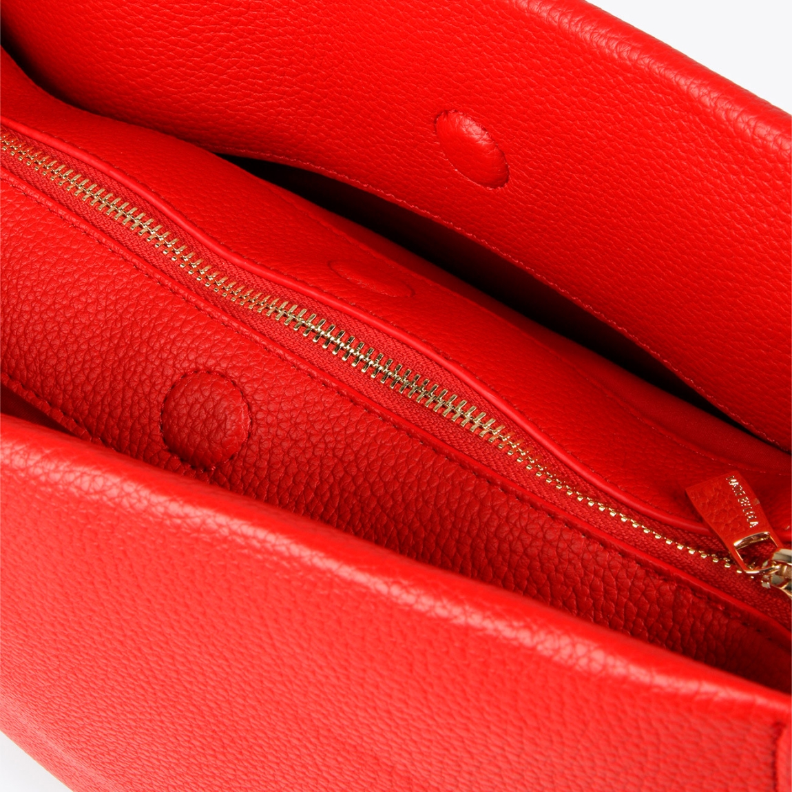 Bolso de la marca Lola Casademunt, modelo INÉS. Bolso grande en efecto piel color beig. Detalle de asa acrílica multicolor. Contiene asa bandolera y compartimento interior con cremallera. Cierre imantado.ALTO: 25 cm - LARGO: 35 cm - ANCHO: 8 cm / BANDOLERA: 145 cm