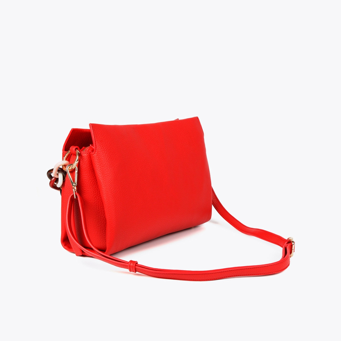 Bolso de la marca Lola Casademunt, modelo INÉS. Bolso grande en efecto piel color beig. Detalle de asa acrílica multicolor. Contiene asa bandolera y compartimento interior con cremallera. Cierre imantado.ALTO: 25 cm - LARGO: 35 cm - ANCHO: 8 cm / BANDOLERA: 145 cm