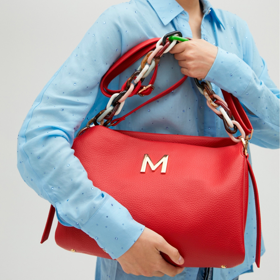 Bolso de la marca Lola Casademunt, modelo INÉS. Bolso grande en efecto piel color beig. Detalle de asa acrílica multicolor. Contiene asa bandolera y compartimento interior con cremallera. Cierre imantado.ALTO: 25 cm - LARGO: 35 cm - ANCHO: 8 cm / BANDOLERA: 145 cm